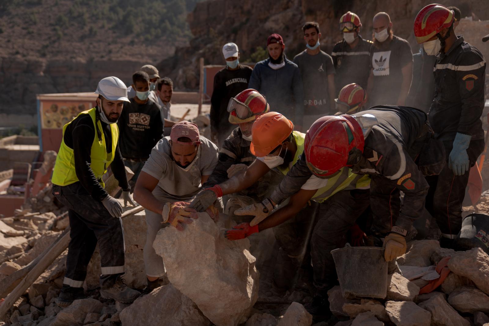  Local team of rescuers trying ...afi region, Morocco.&nbsp; 