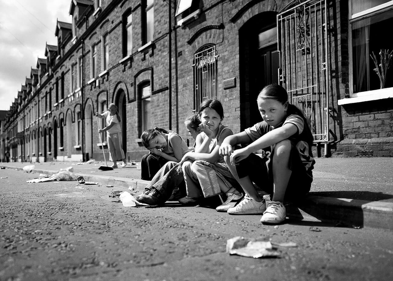 Belfast, Shankill. Girls sittin...amp;#39; &copy; Toby Binder