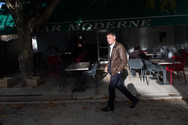 politics - Olivier Faure marche dans une rue de Volx. Il passe...
