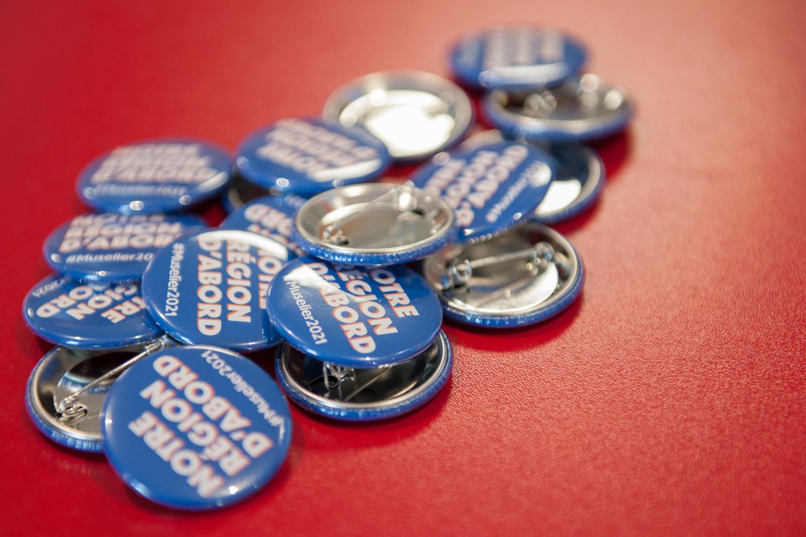 Image from politics - Des badges bleus marqués du slogan 