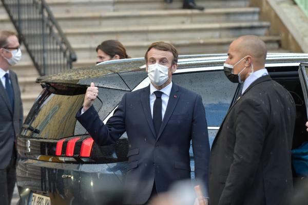 politics - Emmanuel Macron fait un geste de pouce vers l'arriere...