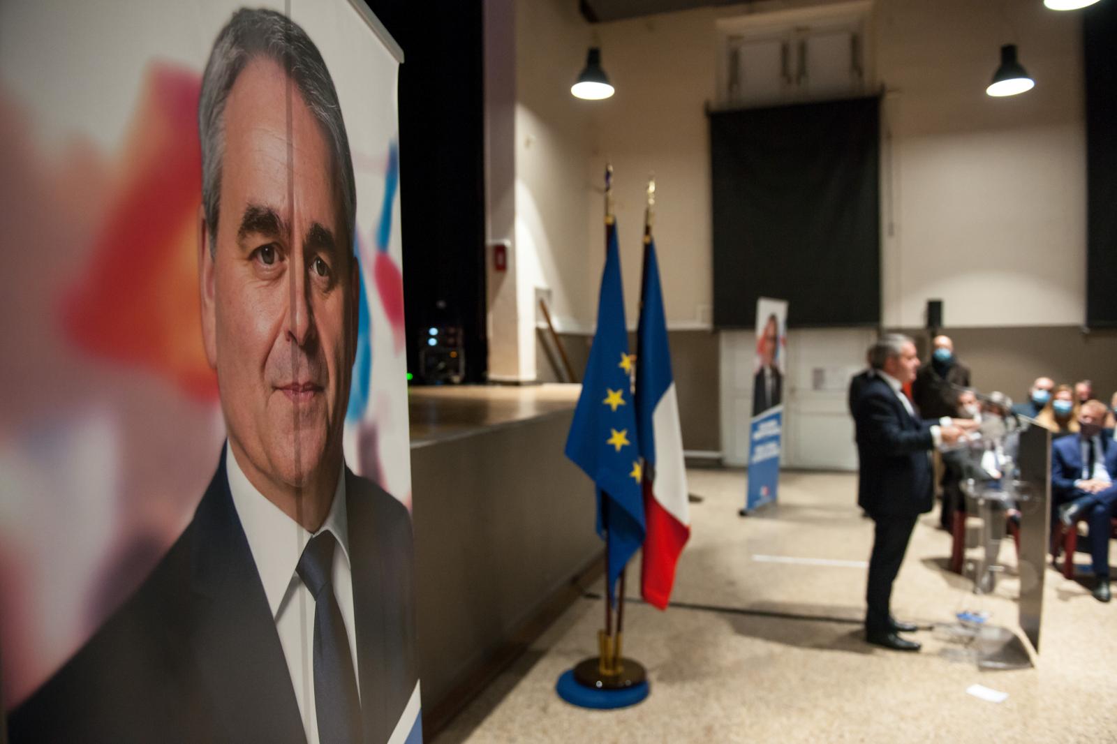 Image from politics - Un portrait de Xavier Bertrand occupe la partie gauche de...