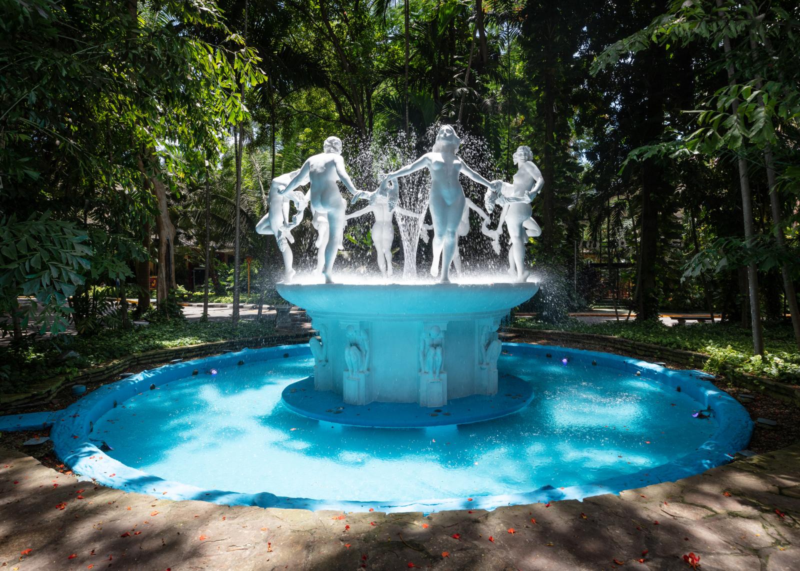 The Fountain of the Nymphs / La Fuente de las Ninfas