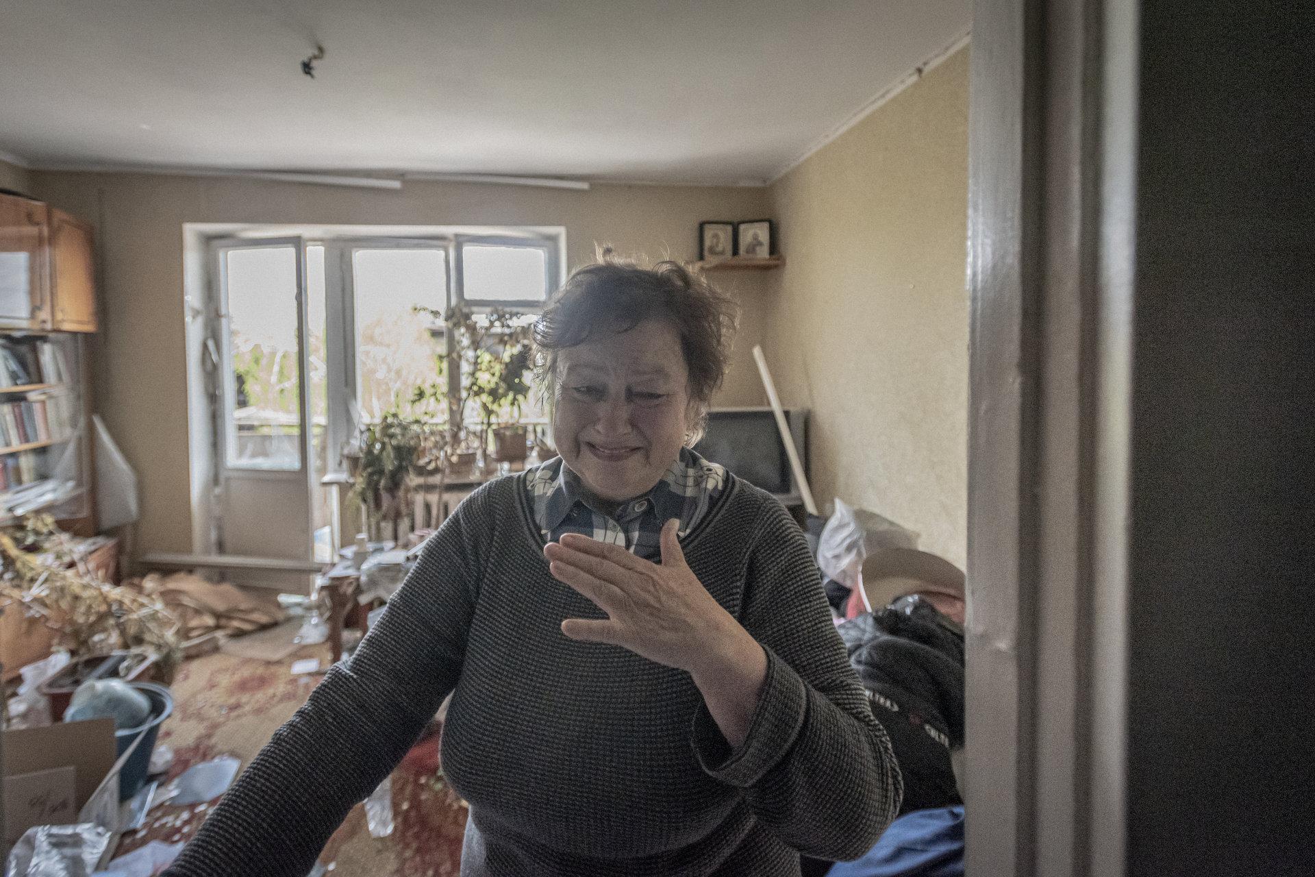 Portfolio Ukraine - Svetlana cries inside her house in Hostomel neighborhood...