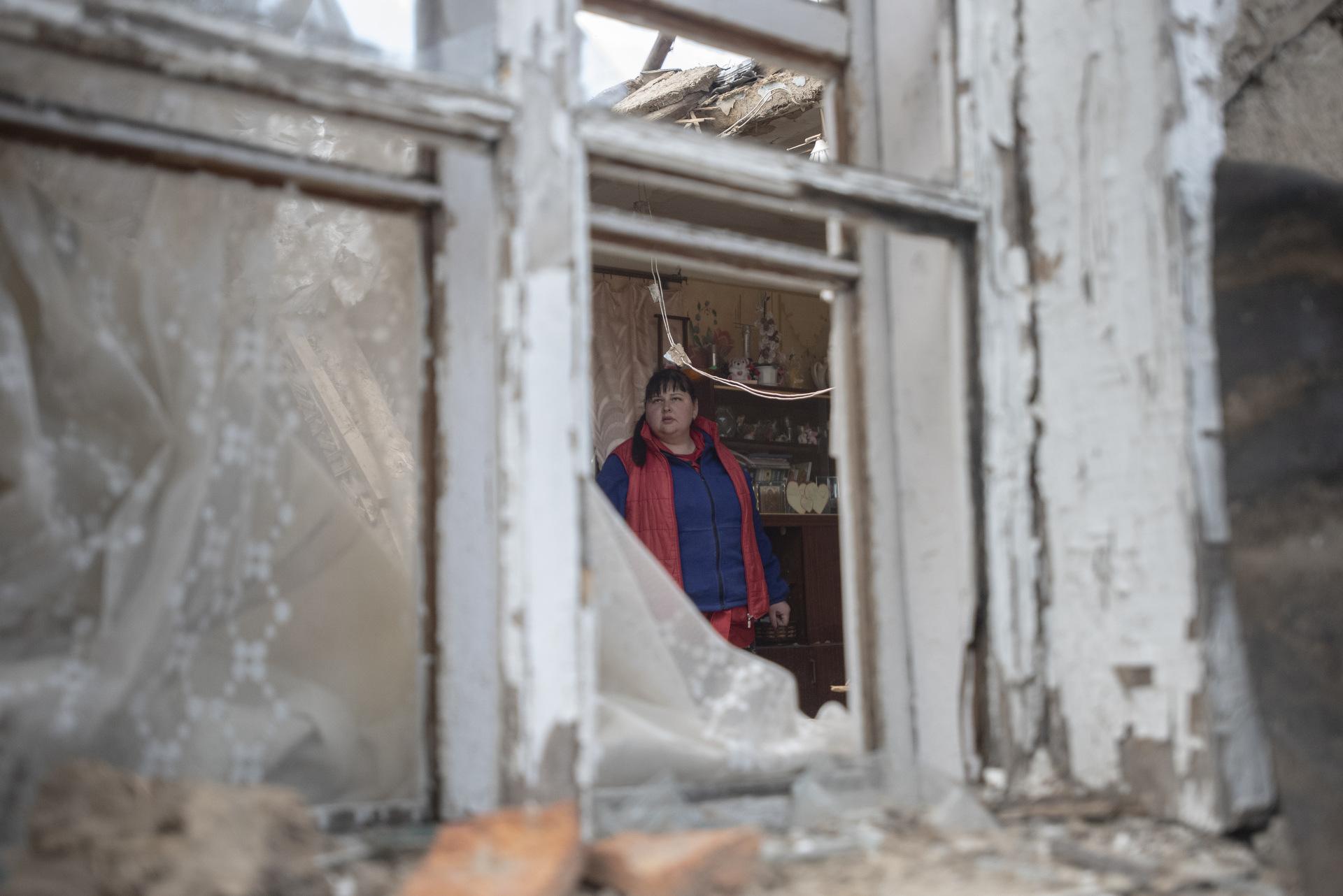 Portfolio Ukraine - A woman looking for her belongings in her destroyed house...
