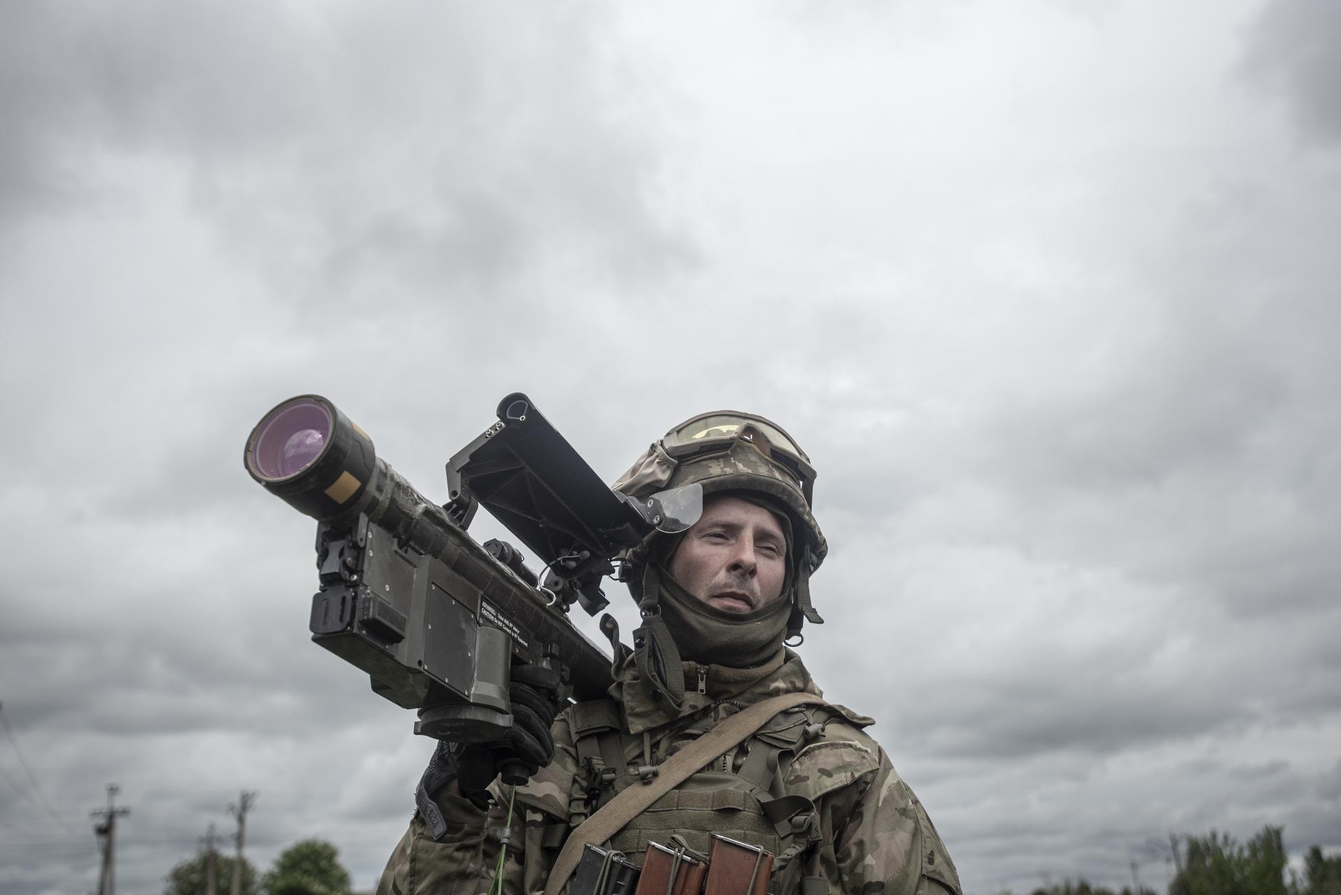 Portfolio Ukraine - A soldiers in the Kramatorks frontline with a USA Stinger...