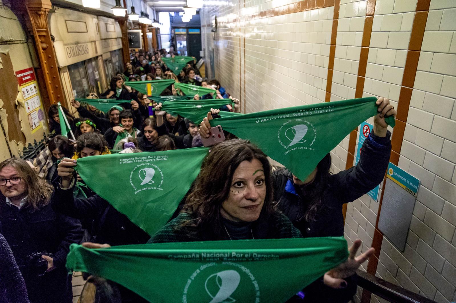 ARGENTINE - Performance for the abortion law in Buenos Aires subway. Performance pour la loi sur l'avortement dans le métro de Buenos Aires. | Buy this image