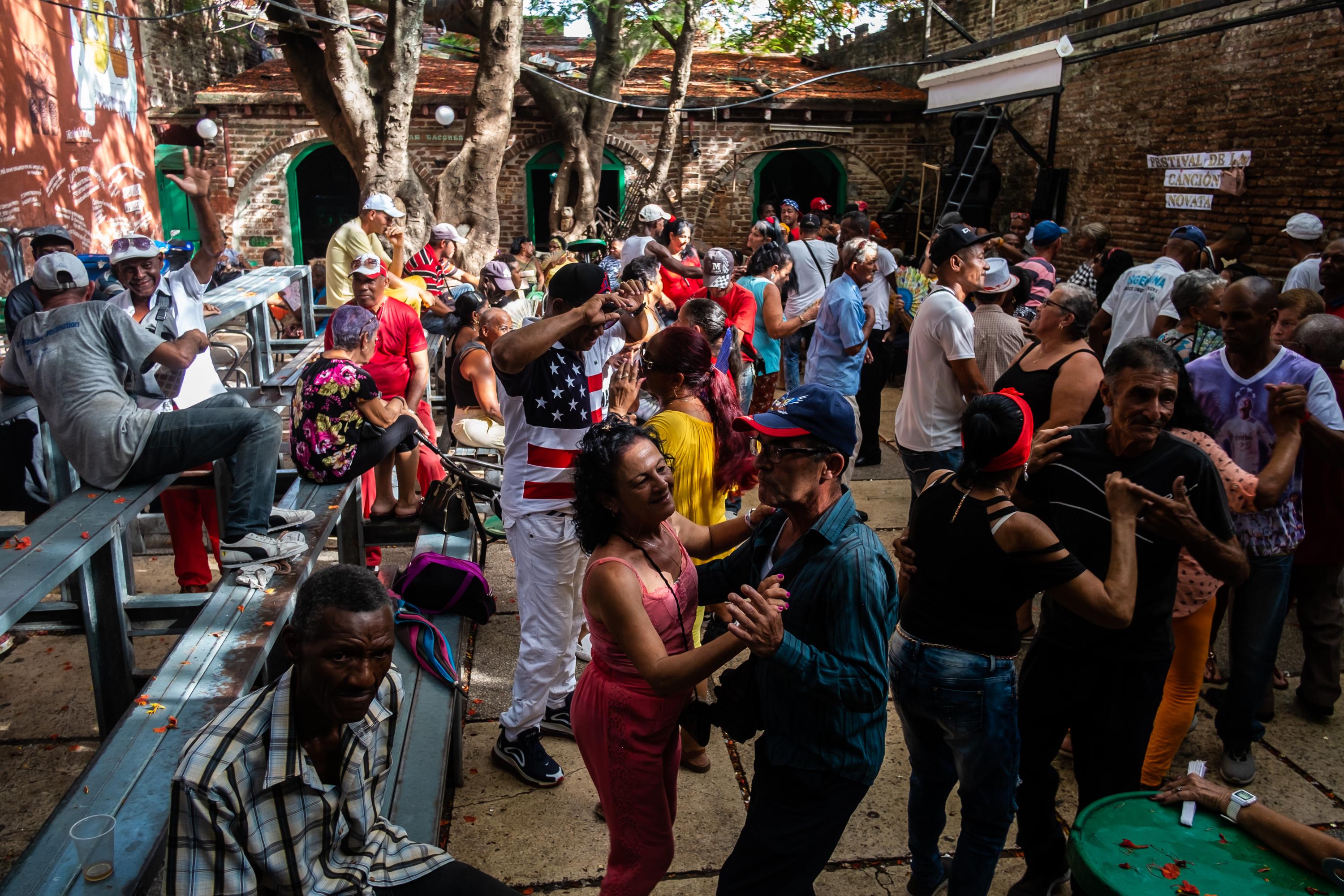 EL MEJUNJE -   Disco party for adults, during the day.  