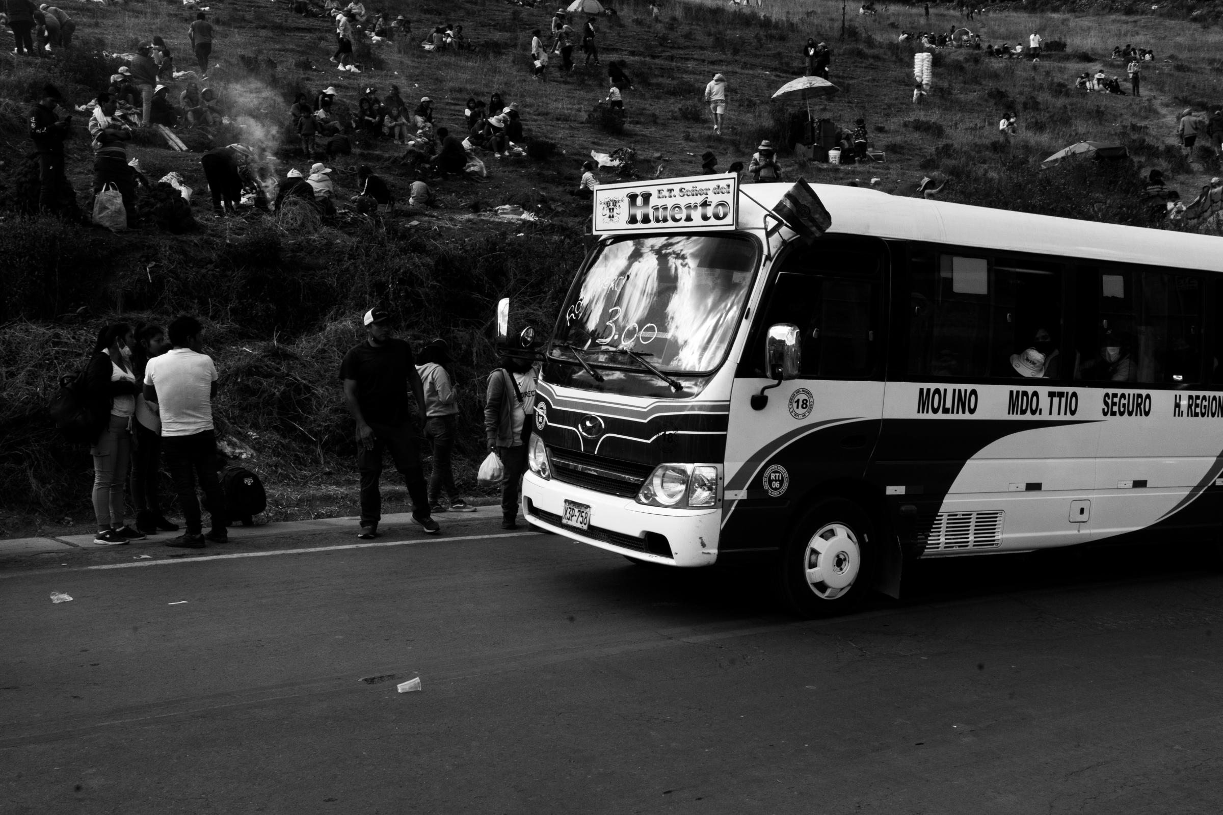 Republik - Timelessroad - Un bus transporta personas de todas las ciudades de Perú...