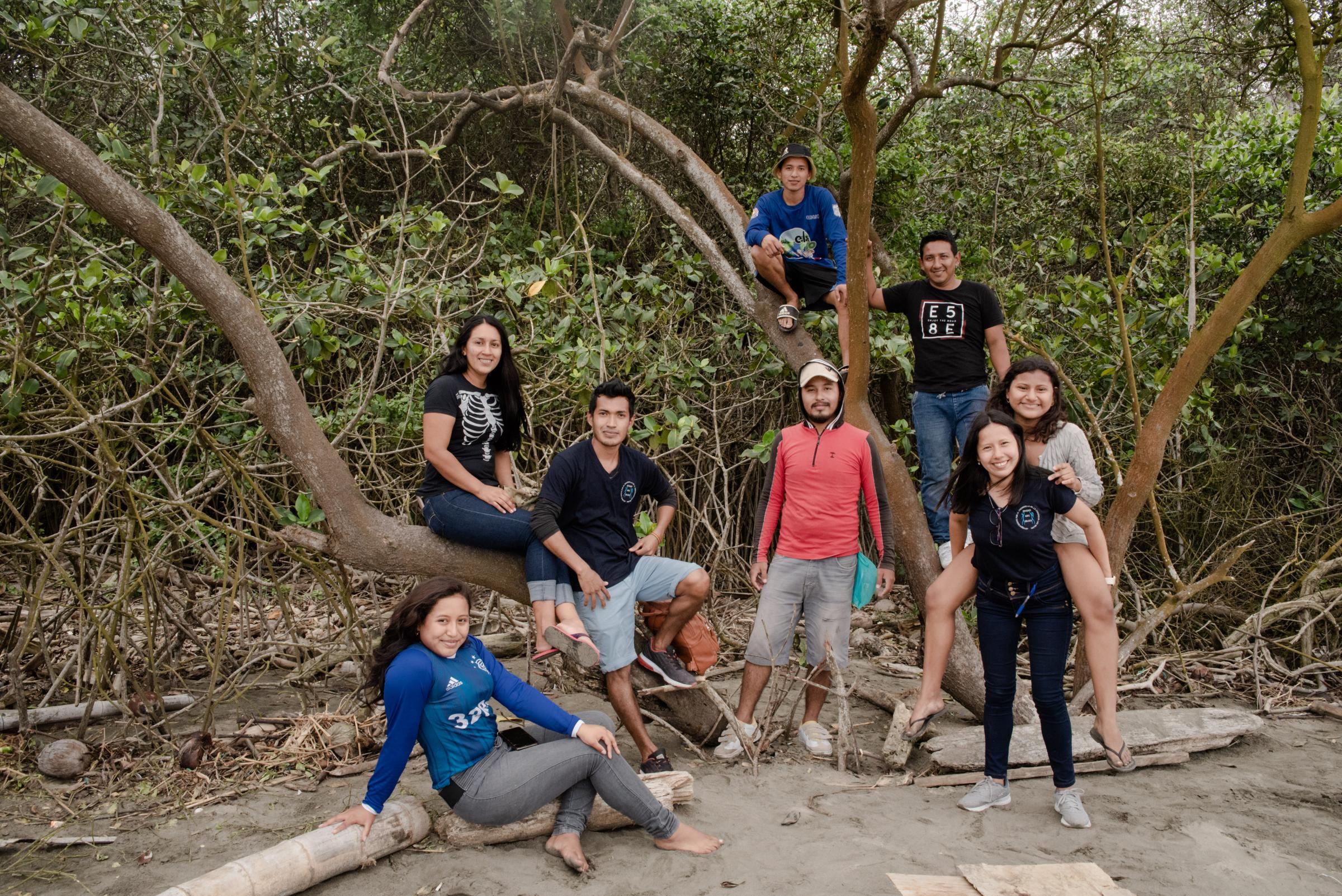Grupo de jóvenes de la comunidad de Los Gilses participa en actividades de turismo comunitario en...