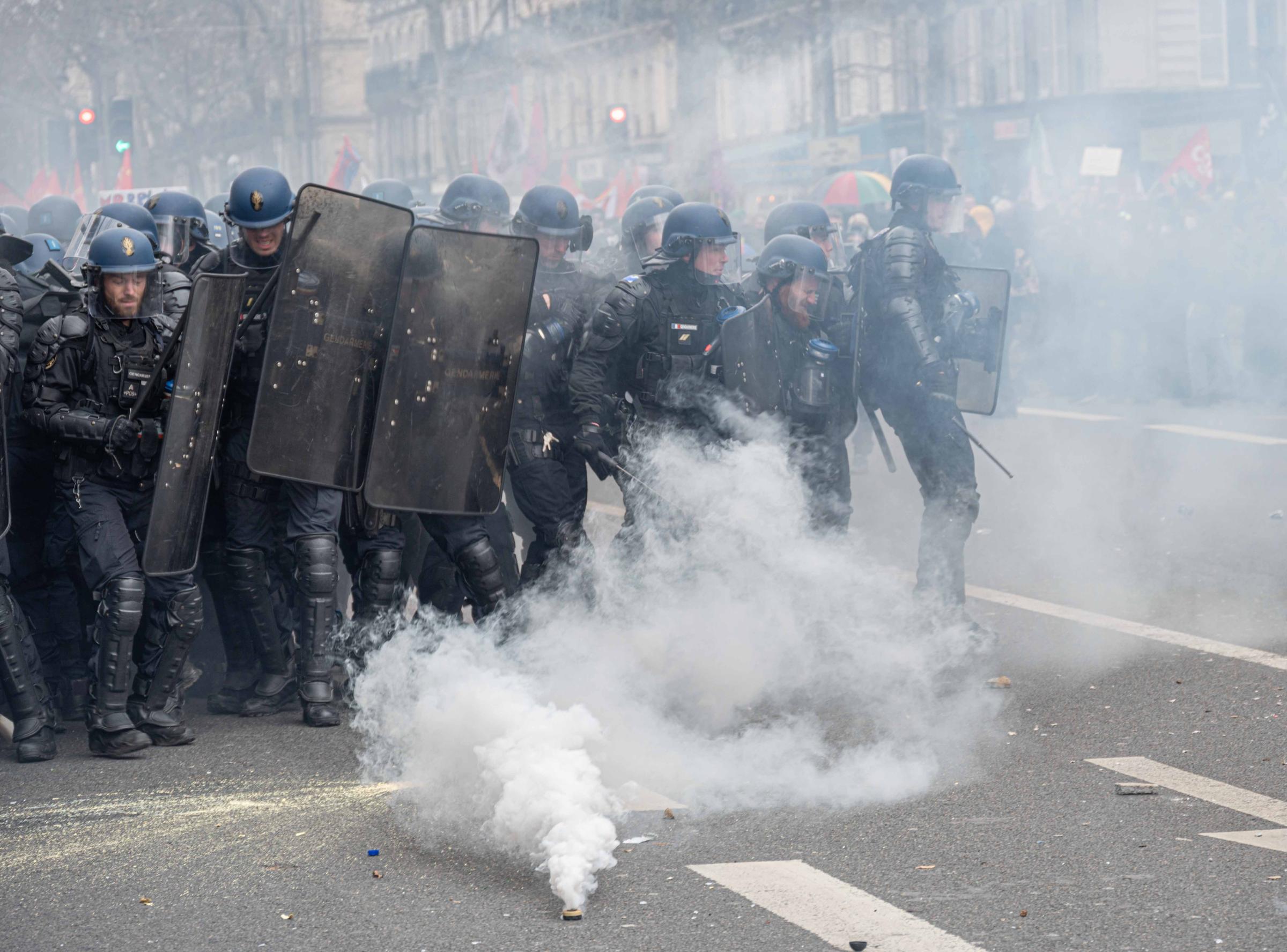 64 ans c'est Non ! -  Gendarmes  dans les gaz lacrymogènes lors de la...