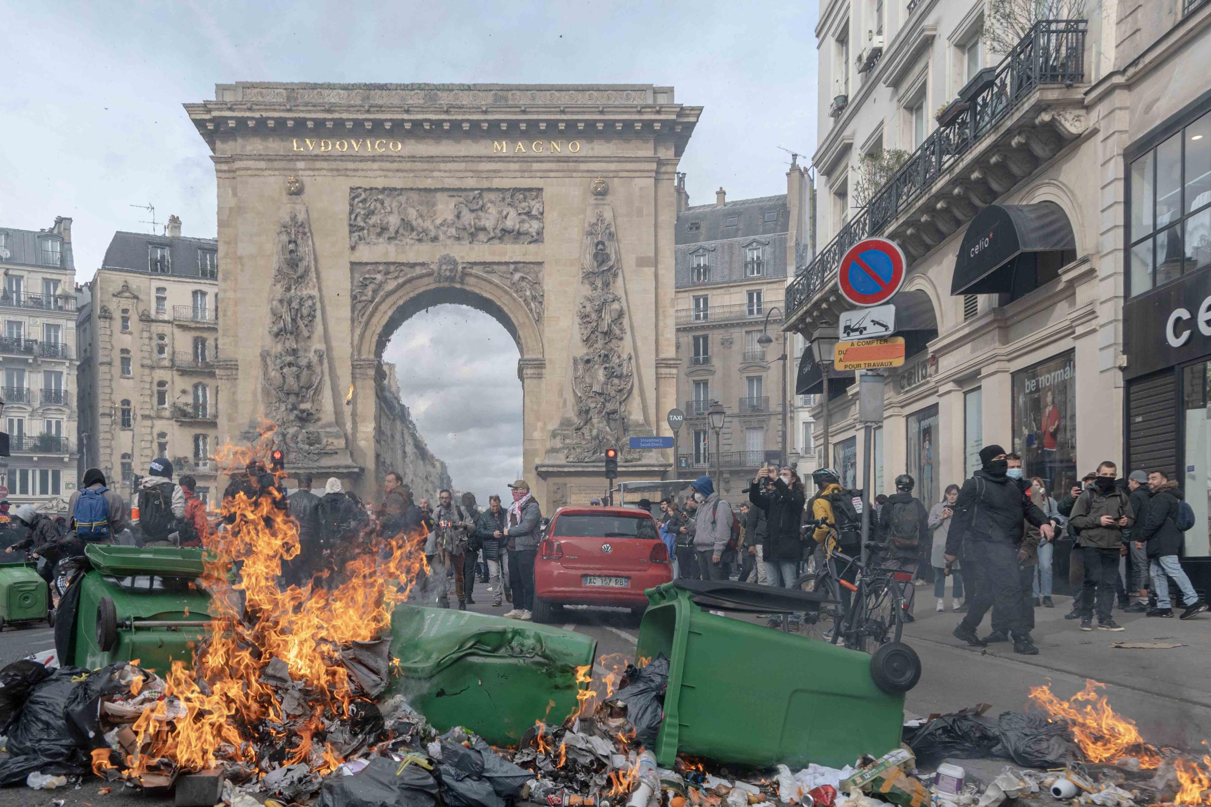 64 ans c'est Non ! - Feu de poubelles devant l'Arc de Triomphe de la  Porte...