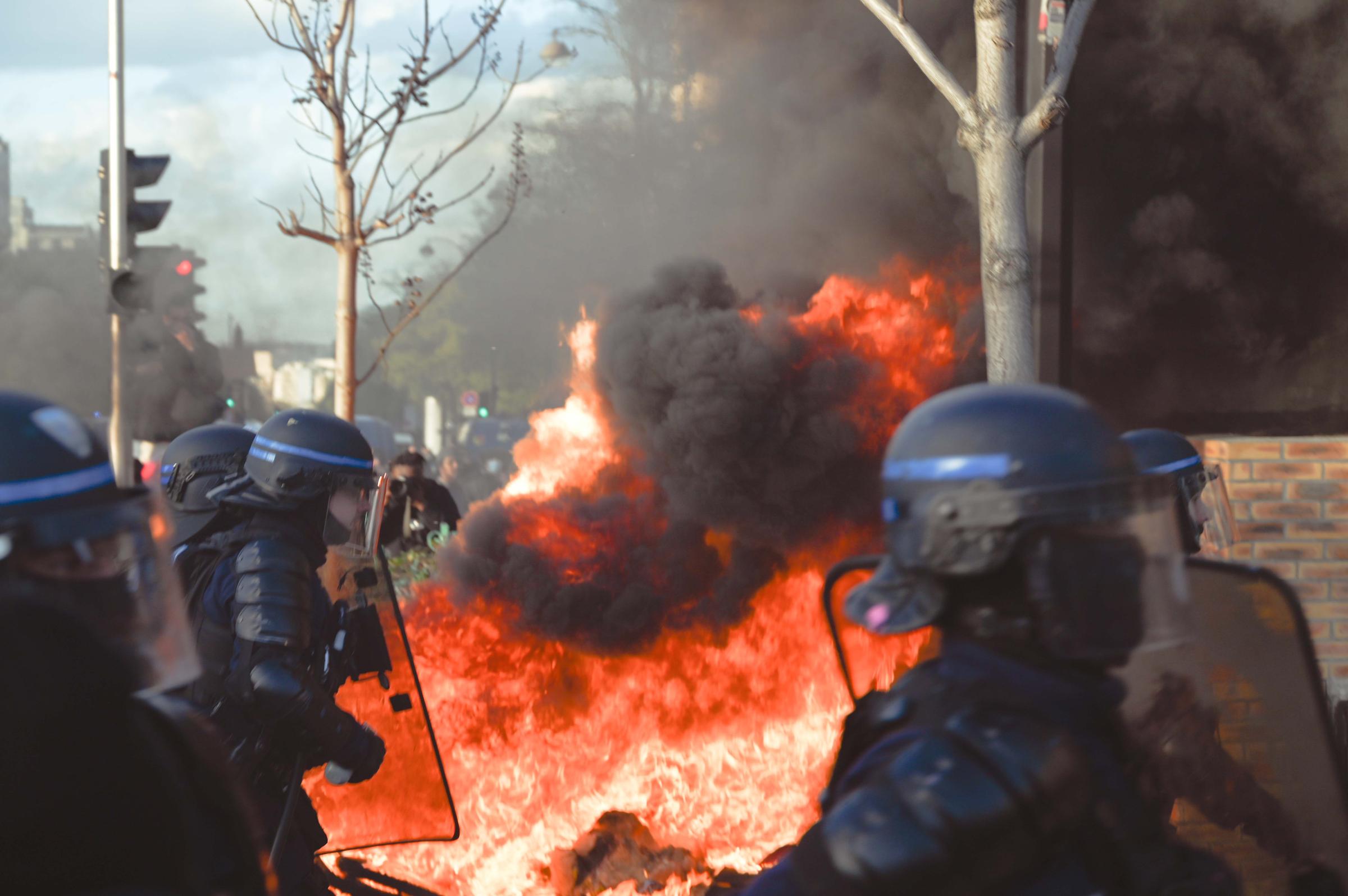 64 ans c'est Non ! - Policiers devant des flammes place d'Italie lors de la...