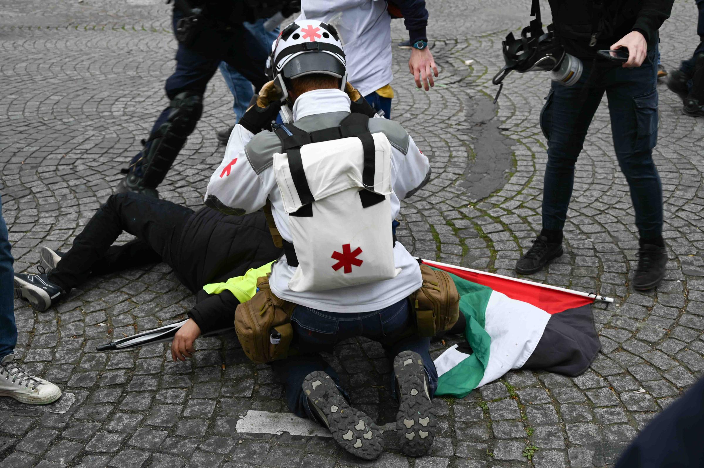 64 ans c'est Non ! - Un manifestant soigné par un  street-medic  lors de la...