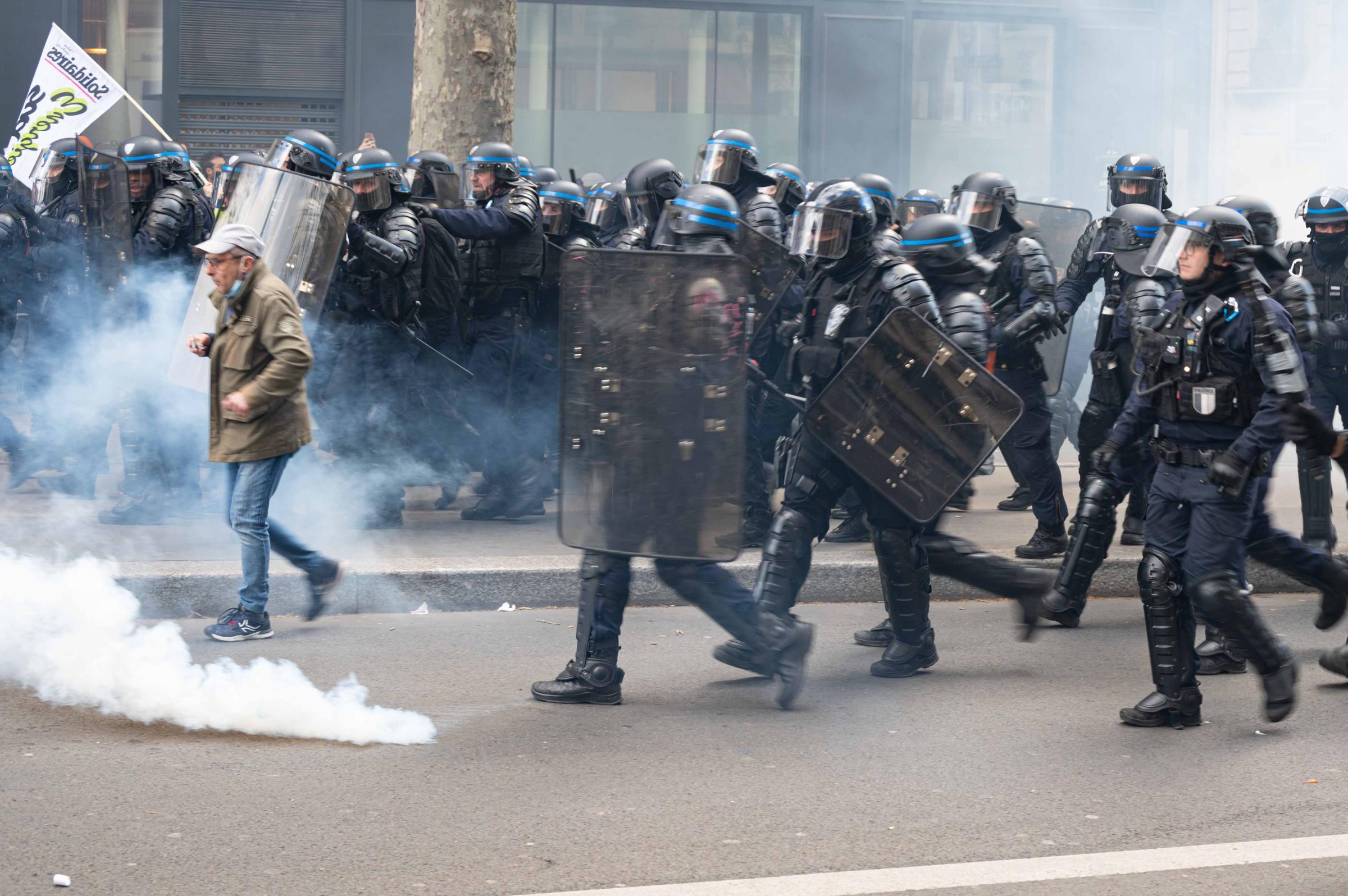 64 ans c'est Non ! - Policiers et un manifestant dans les gaz lacrymogènes...