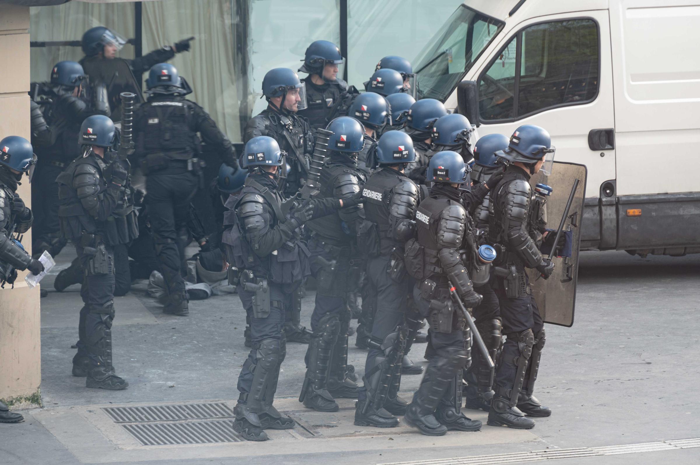 64 ans c'est Non ! - Arrestation d'un manifestant place de la Bastille lors de...