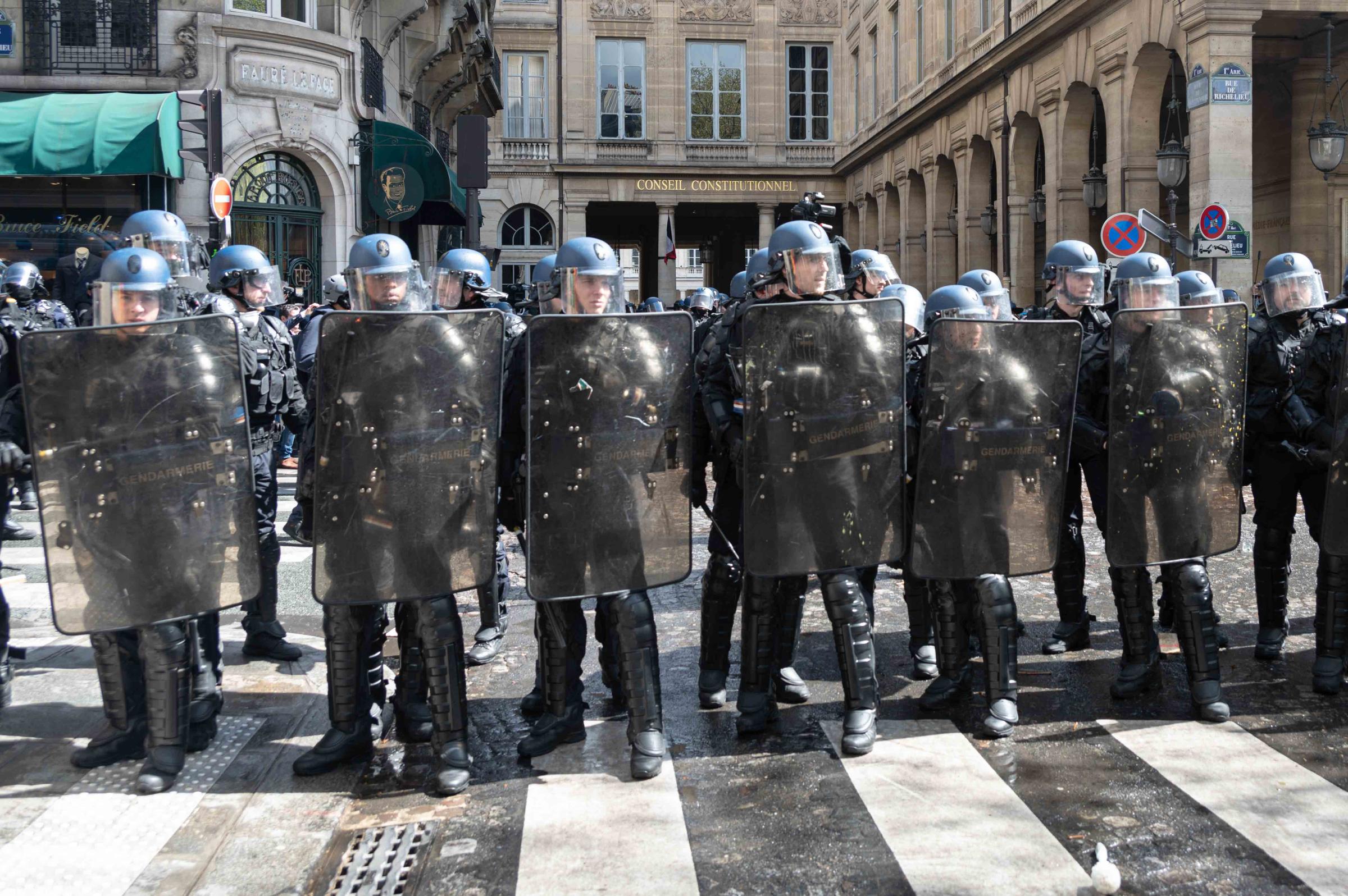 64 ans c'est Non ! - Gendarmes devant le  conseil constitutionnel  lors de la...