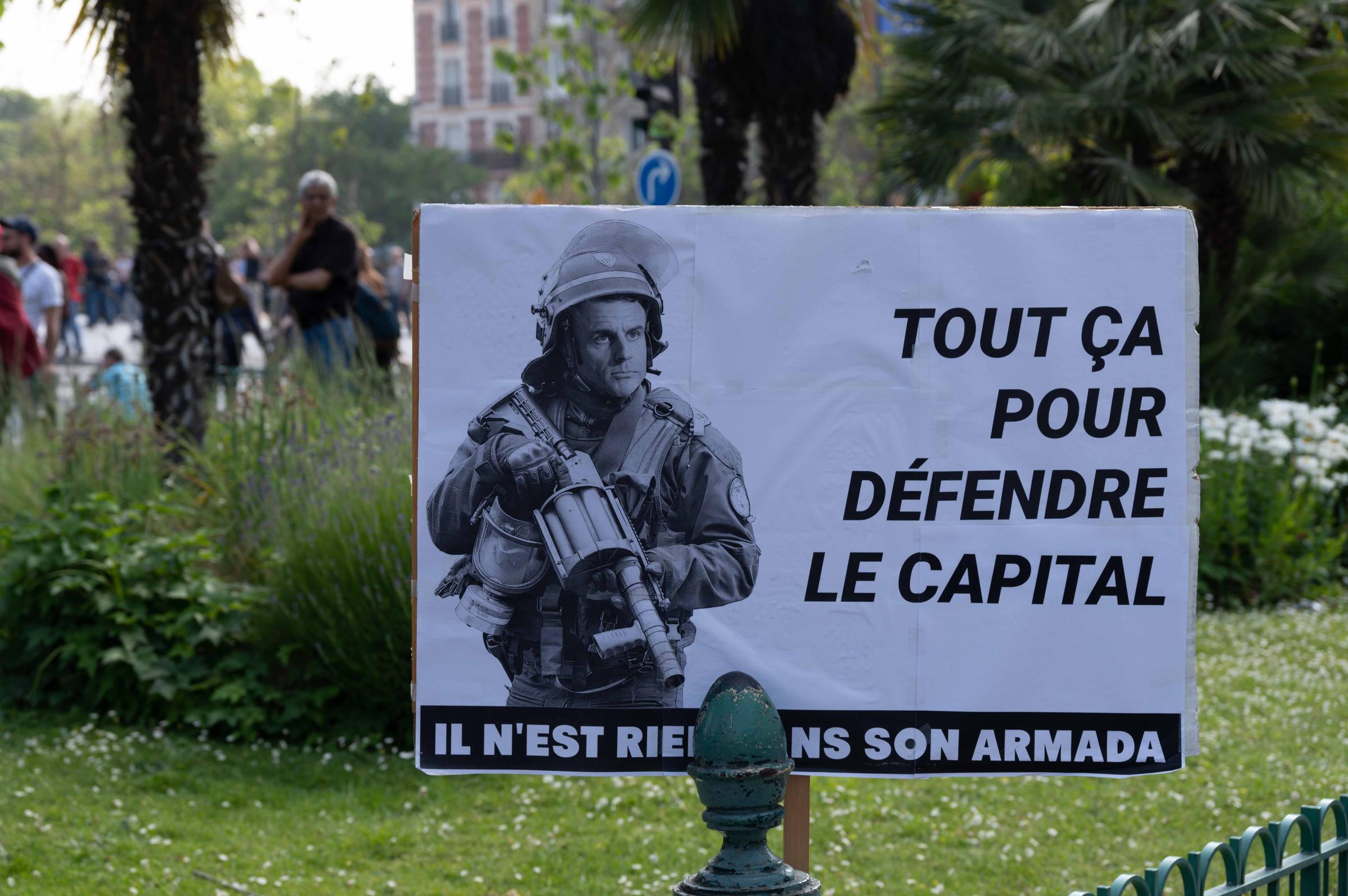 64 ans c'est Non ! - Pancarte avec le dessin d'Emmanuel Macron avec un fusil...