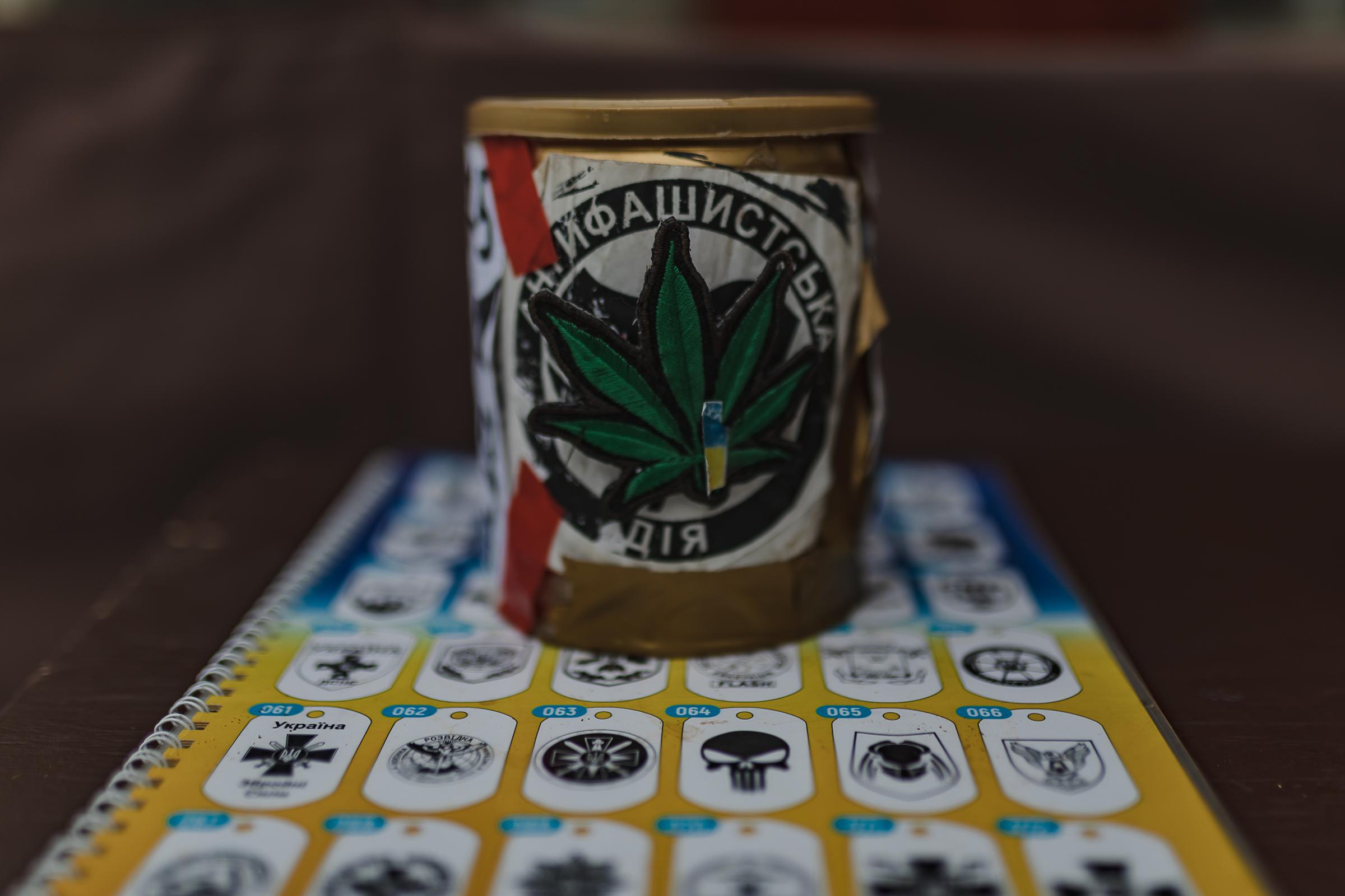 Odesa, Ucrania. Dettaglio con una foglia di marijuana in un barattolo usato per chiedere la mancia. Gli attivisti per la legalizzazione dopo...