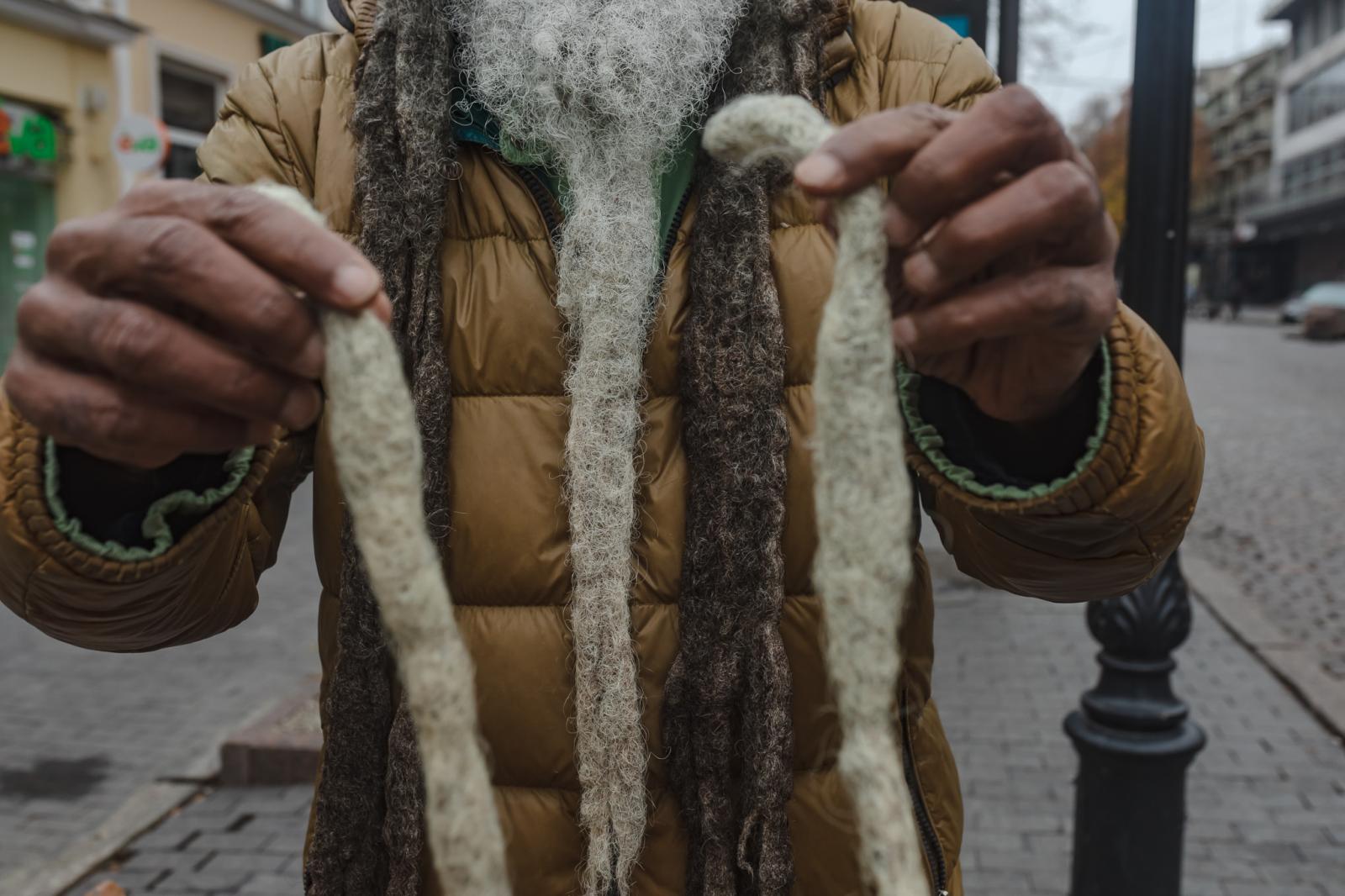 Dettaglio dei dreadlocks di un abitante di Odesa.