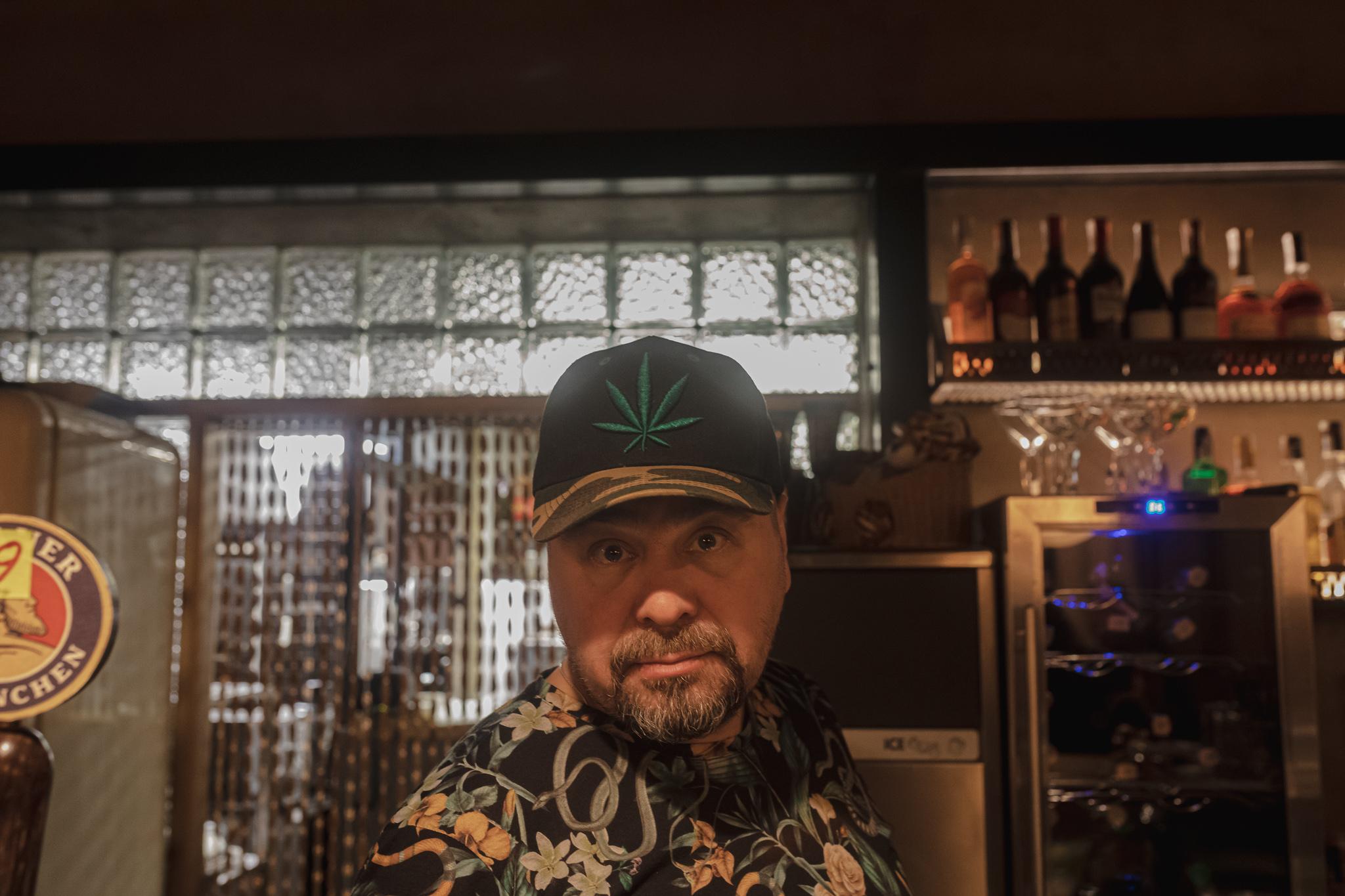 Cannabis silvestre Ucraina - Un cappello con una foglia di marijuana è...