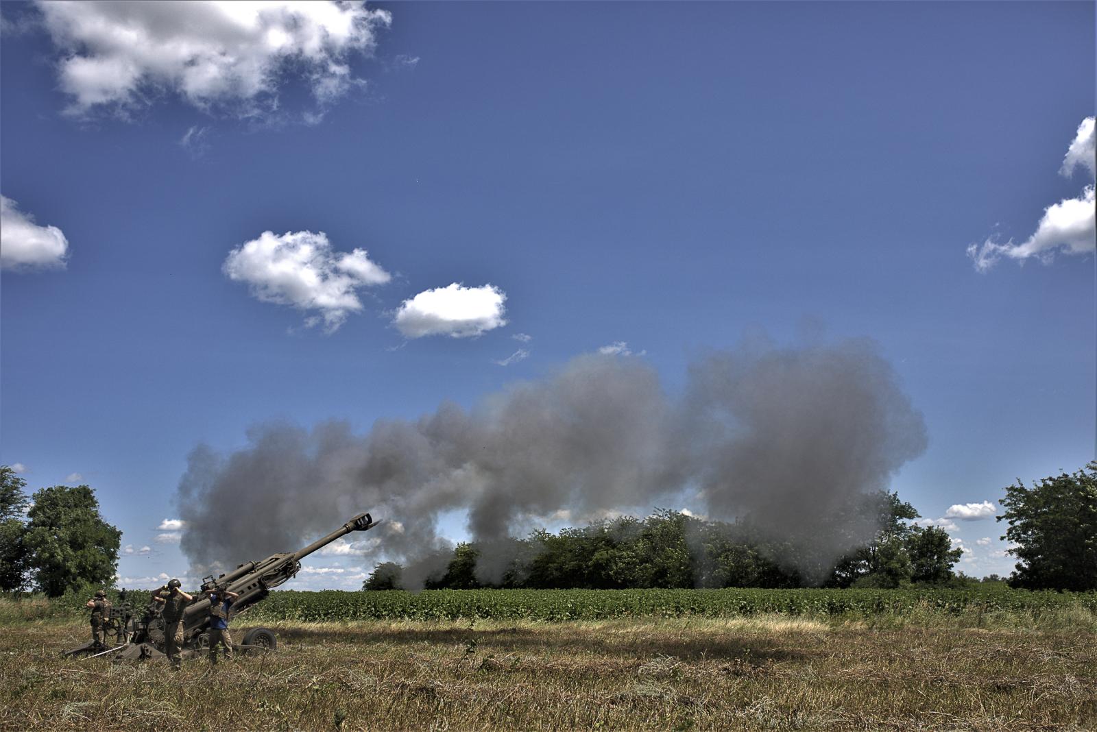 Thunderous guardian: the Ukrainian M777 artillery canon on the frontline - ZAPORIZHZHYA REGION, UKRAINE - JULY 16: An air cannon is...