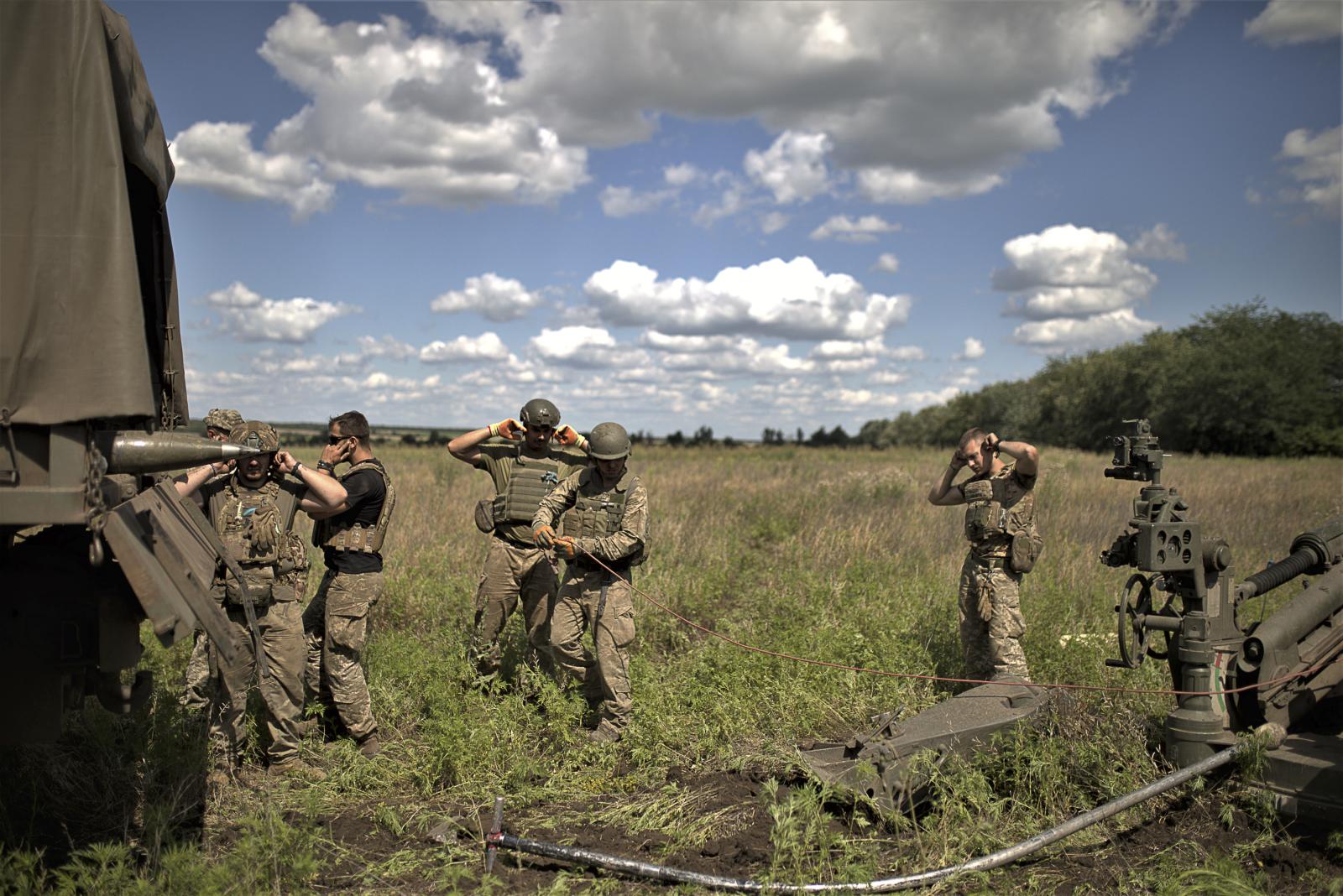 Thunderous guardian: the Ukrainian M777 artillery canon on the frontline - ZAPORIZHZHYA REGION, UKRAINE - JULY 16: Soldiers get the...