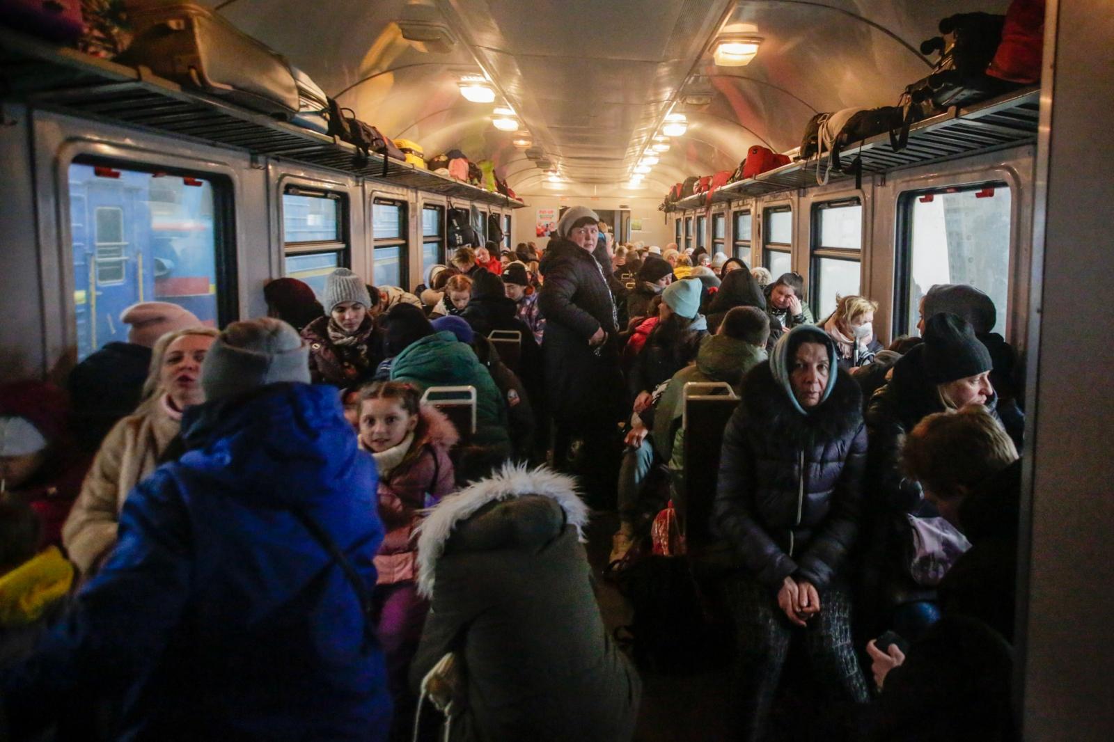 Infotalqual Refugiados entre Ucrania y Polonia - woman and their kids inside the train to leave Lviv,...