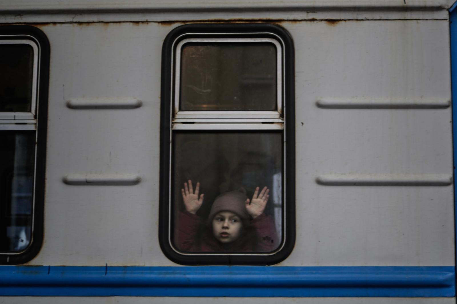 Infotalqual Refugiados entre Ucrania y Polonia - Portrait of Valeriia, Nila's daughter, on a train in Lviv...