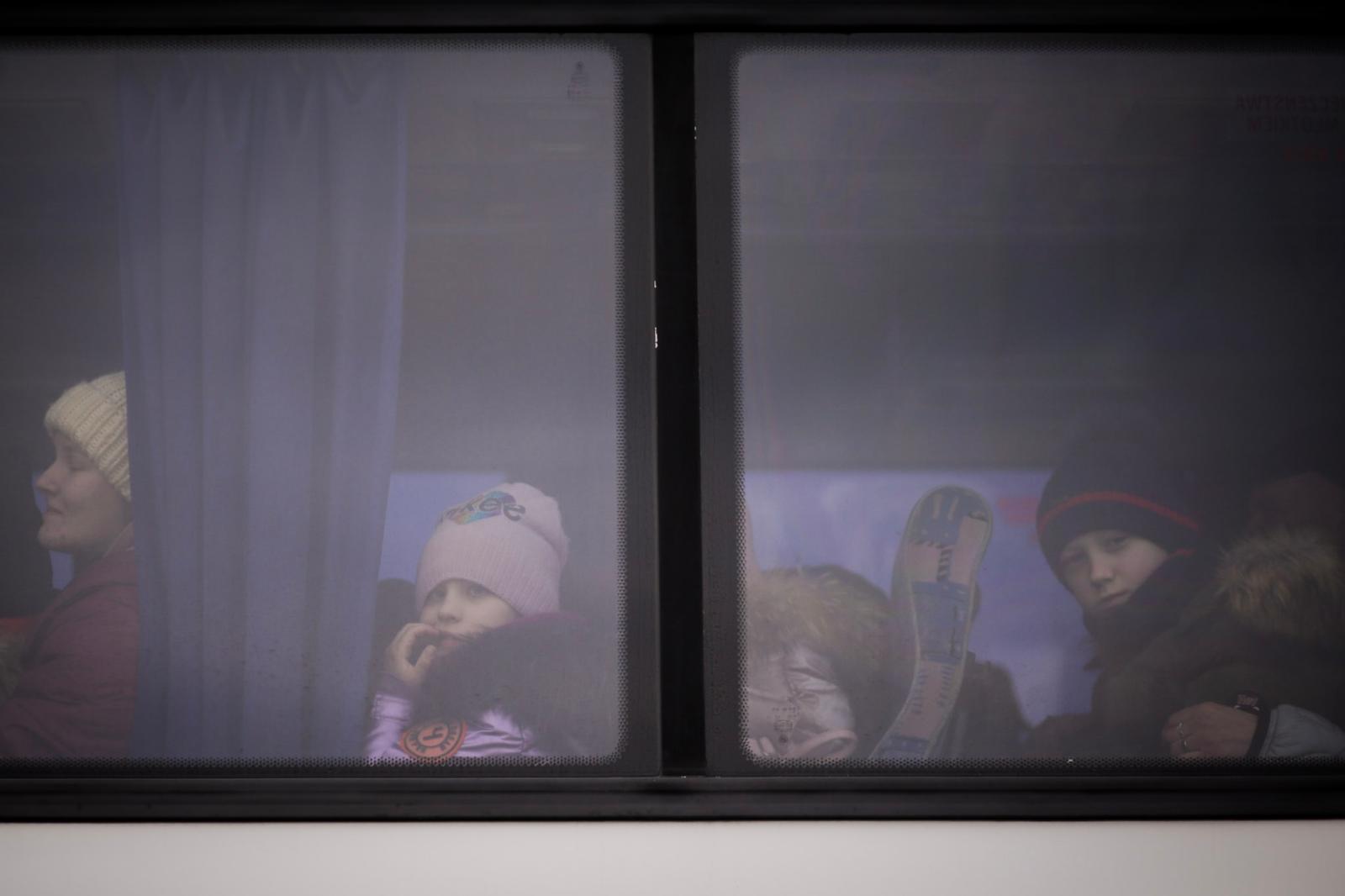 Infotalqual Refugiados entre Ucrania y Polonia - A bus full of women and children leaves Medyka directly...