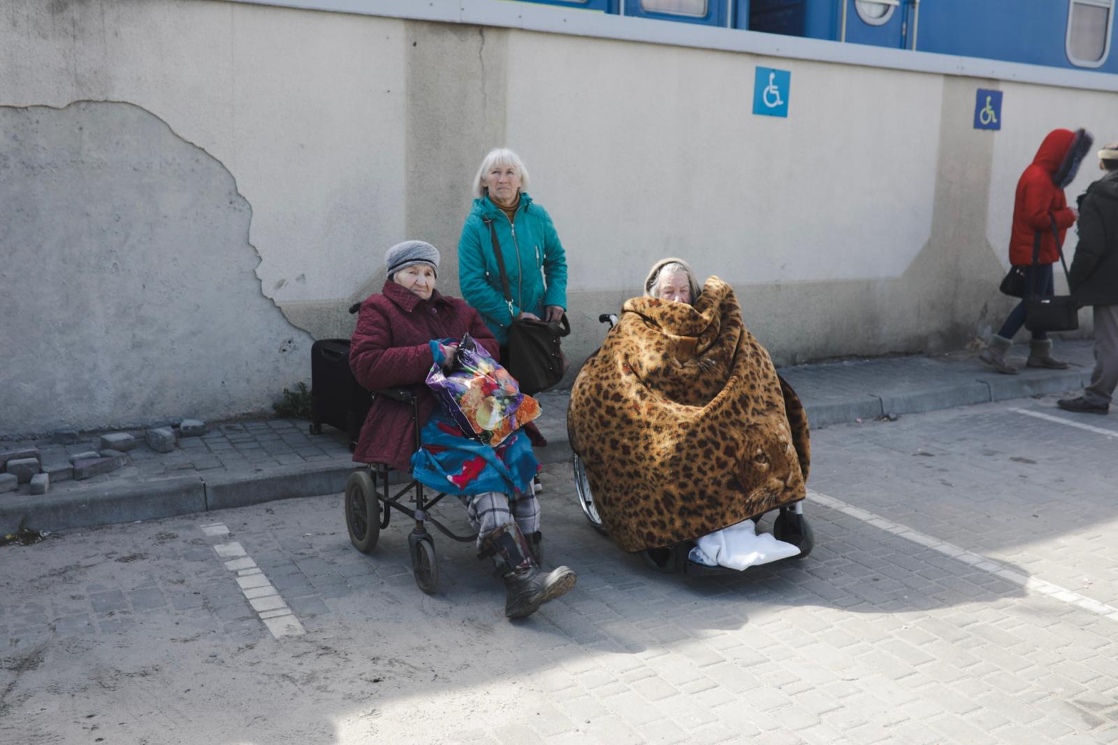 Anadolu/Getty - Civilians seek shelters after Russian missile strikes on Lviv - Abril 18, 2022. Lviv, Ukraine. After the first explosions...