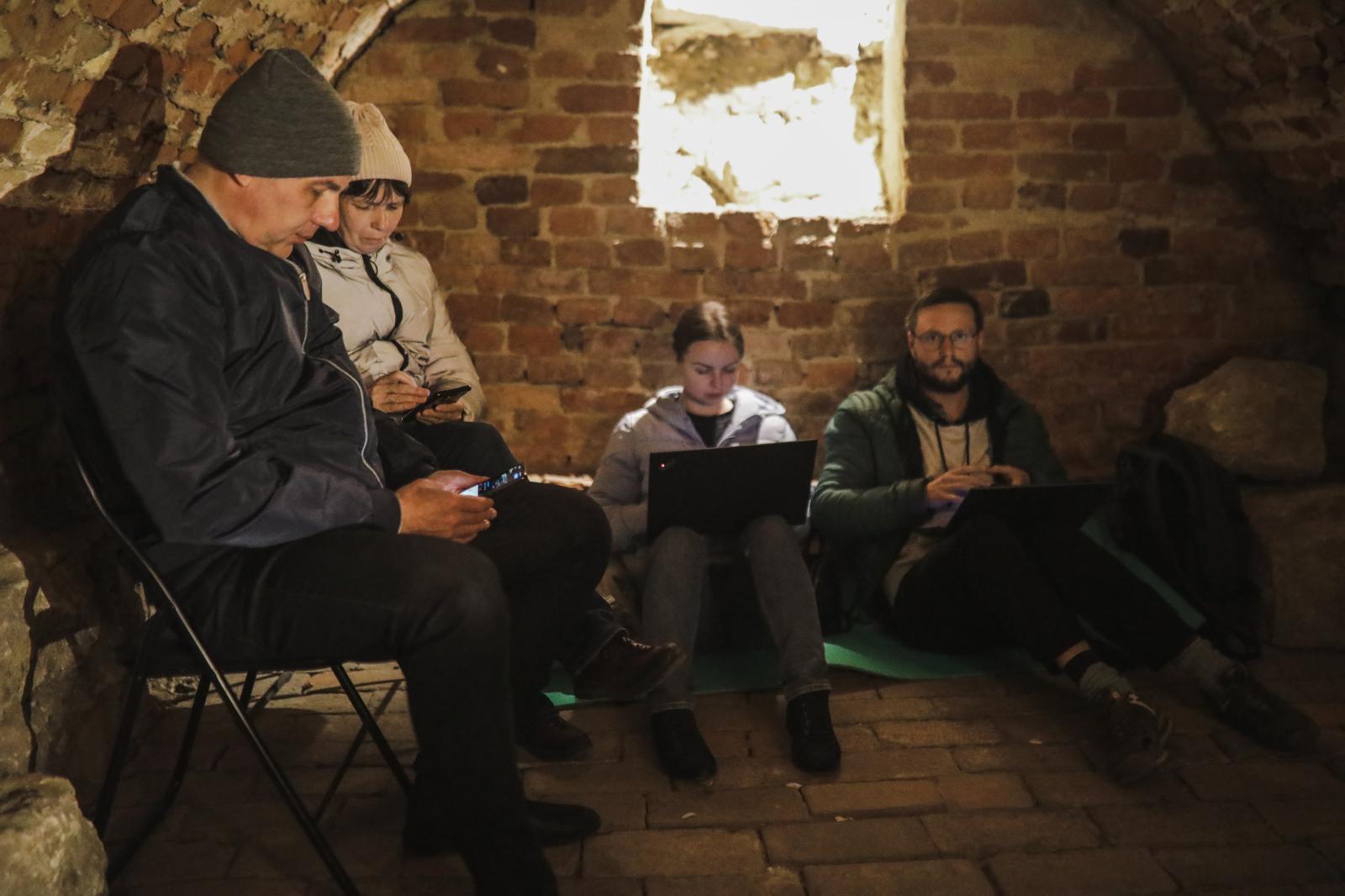 Anadolu/Getty Musicians play music in Lviv to comfort people displaced from war zones - Abril 20, 2022. Musicians play music to try to confort...