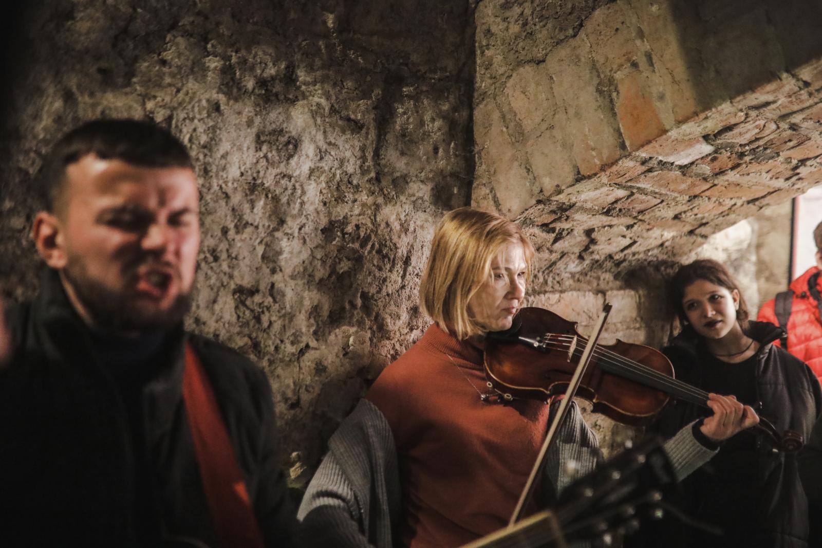 Anadolu/Getty Musicians play music in Lviv to comfort people displaced from war zones - Abril 20, 2022. Musicians play music to try to confort...