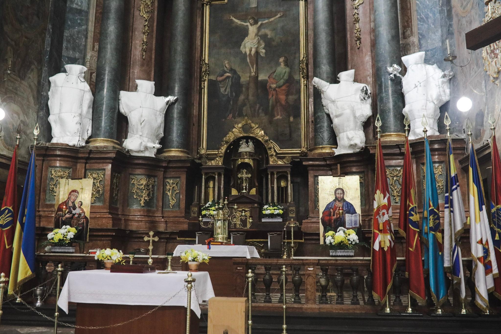 Anadolu/Getty - Easter gathering at Saints Peter and Paul Church in Lviv amid Russian attacks