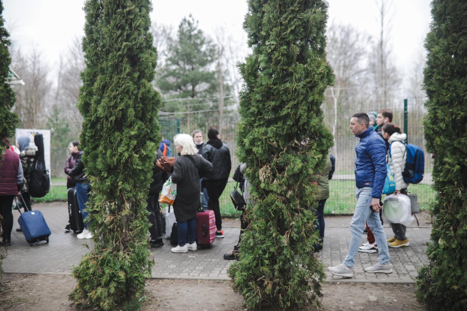 Ukranian's refugees leave their loved ones on April 21, 2022 in Shehyni to cross the border...