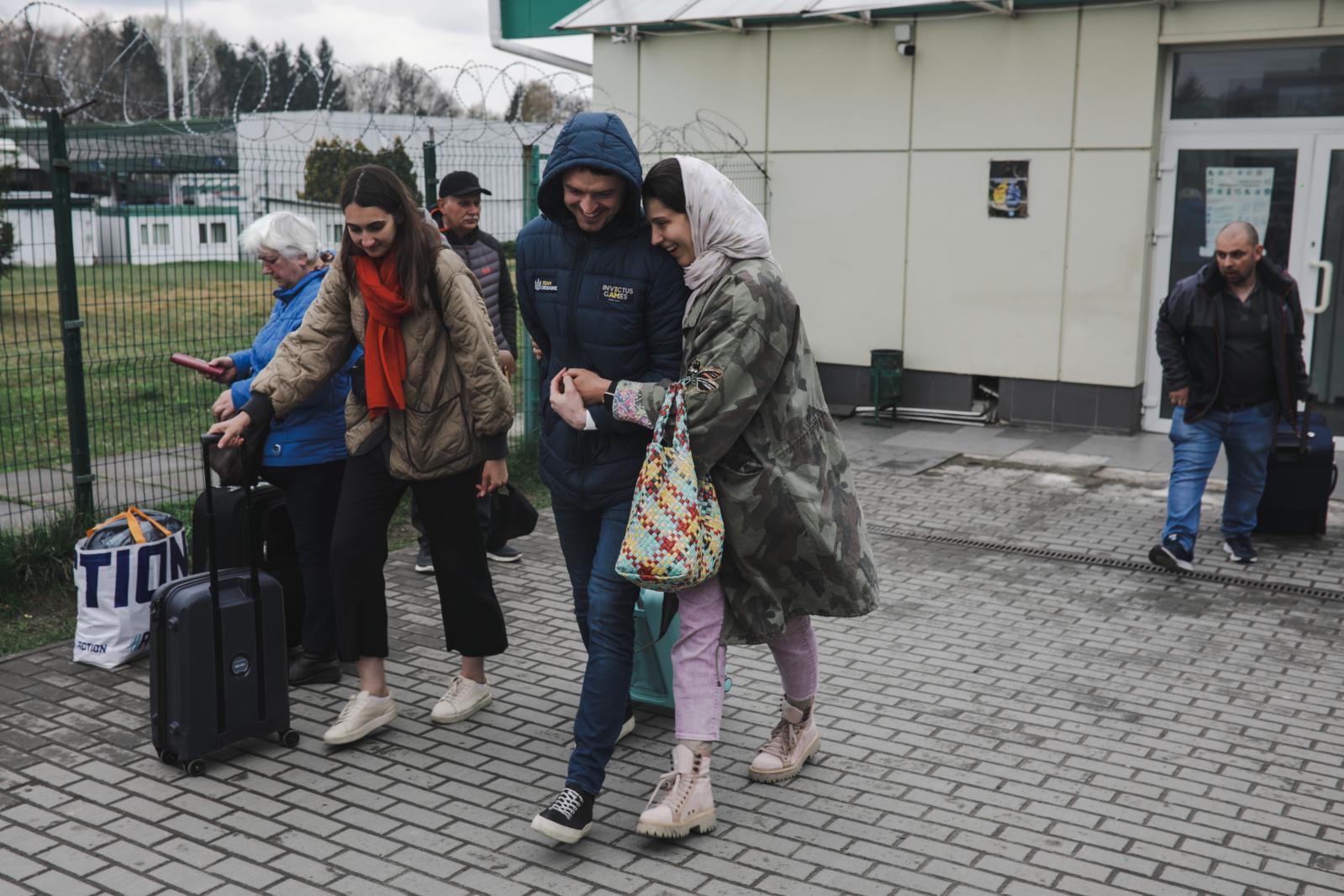 Anadolu/Getty - Ukrainian refugees come back to their relative in Lviv - Ukranian's refugees come back to their loved ones on...