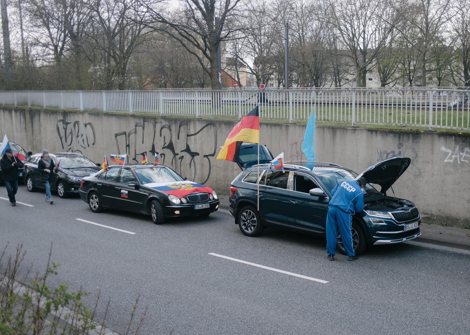 Russian Motorcade in Hanover Blocked - Participants set up their cars. 