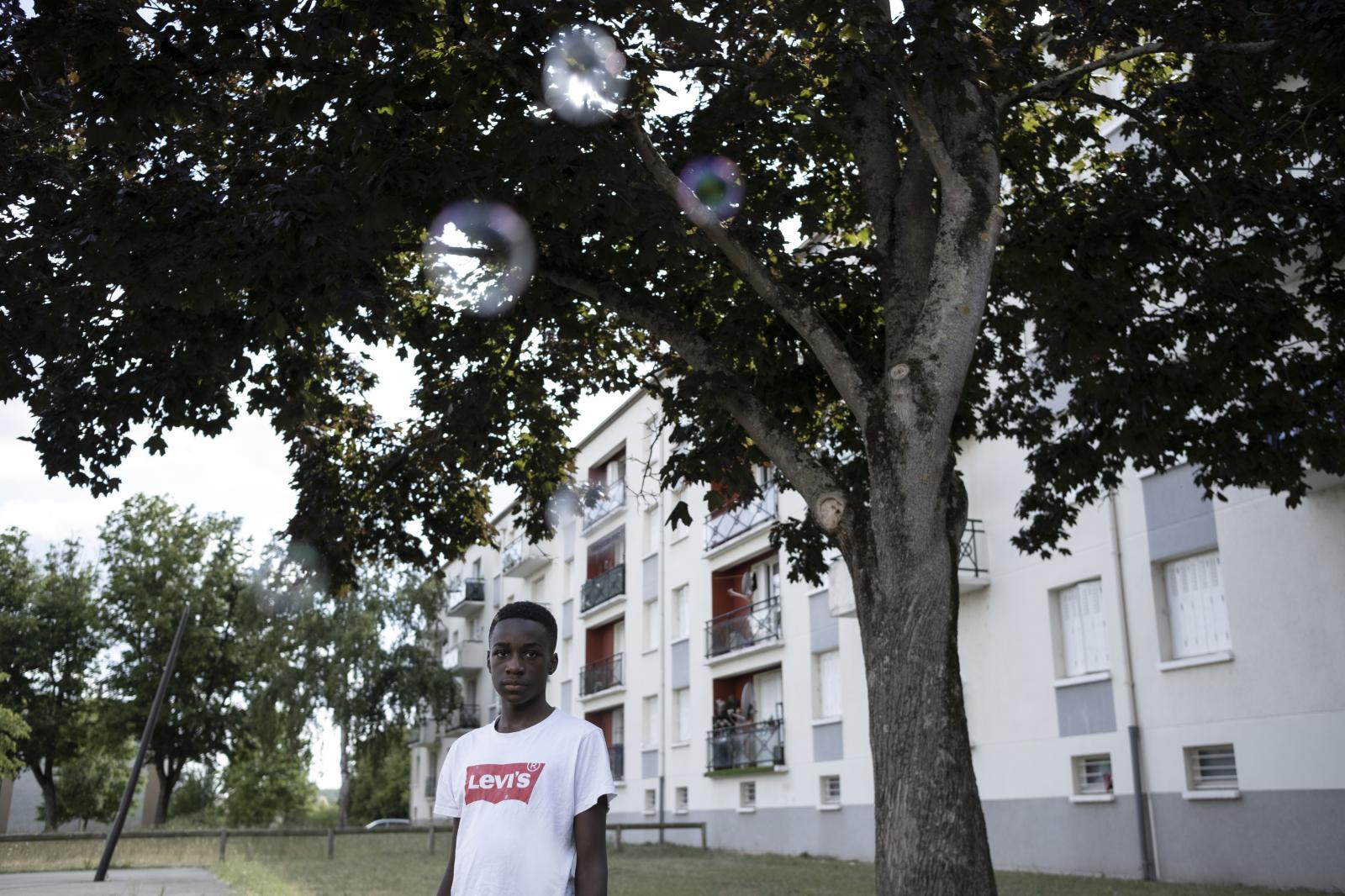 Quartier Kennedy - Un jeune d'origine congolaise pose devant un immeuble...