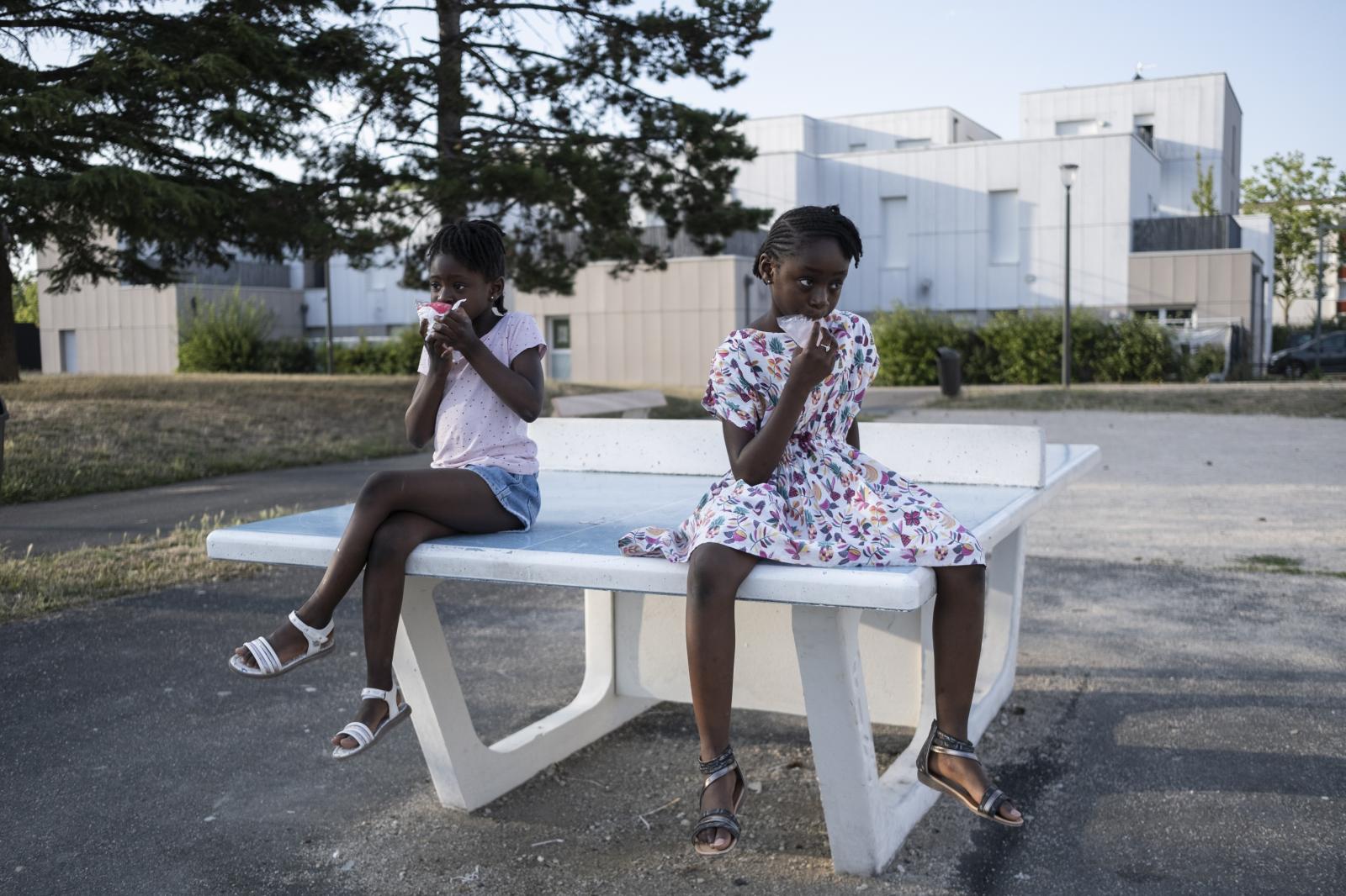 Quartier Kennedy - Deux jeunes filles mangent de la glace au bissap. Faites...