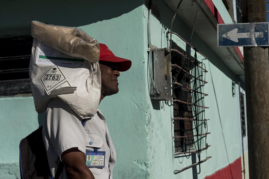 Manifiesto del Agua - Cuba - Juan Eduardo Martín carries a bag of...