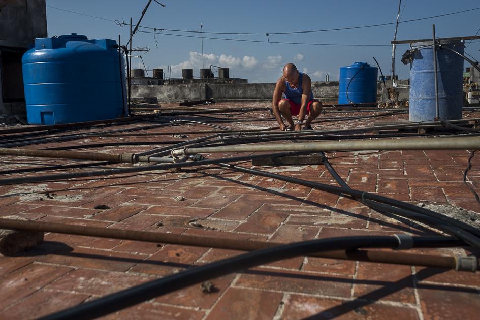Manifiesto del Agua - Cuba - On the roof of the Central Havana flat where Andres...