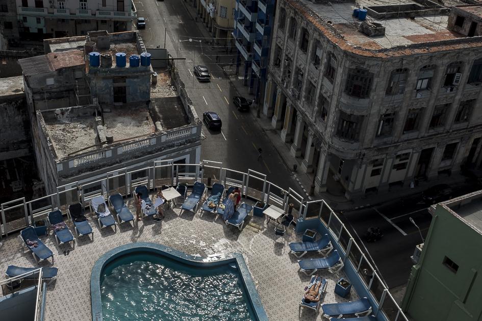 Manifiesto del Agua - Cuba -   Tourists enjoy the pool at the roof of a hotel at...