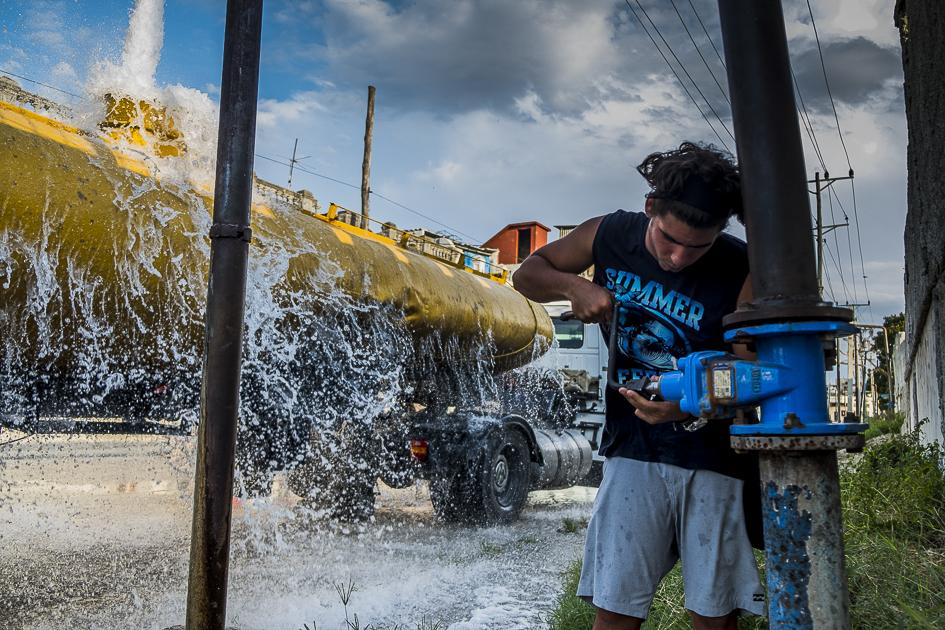 Manifiesto del Agua - Cuba - As nothing is automated, the 'piperos' -or water...