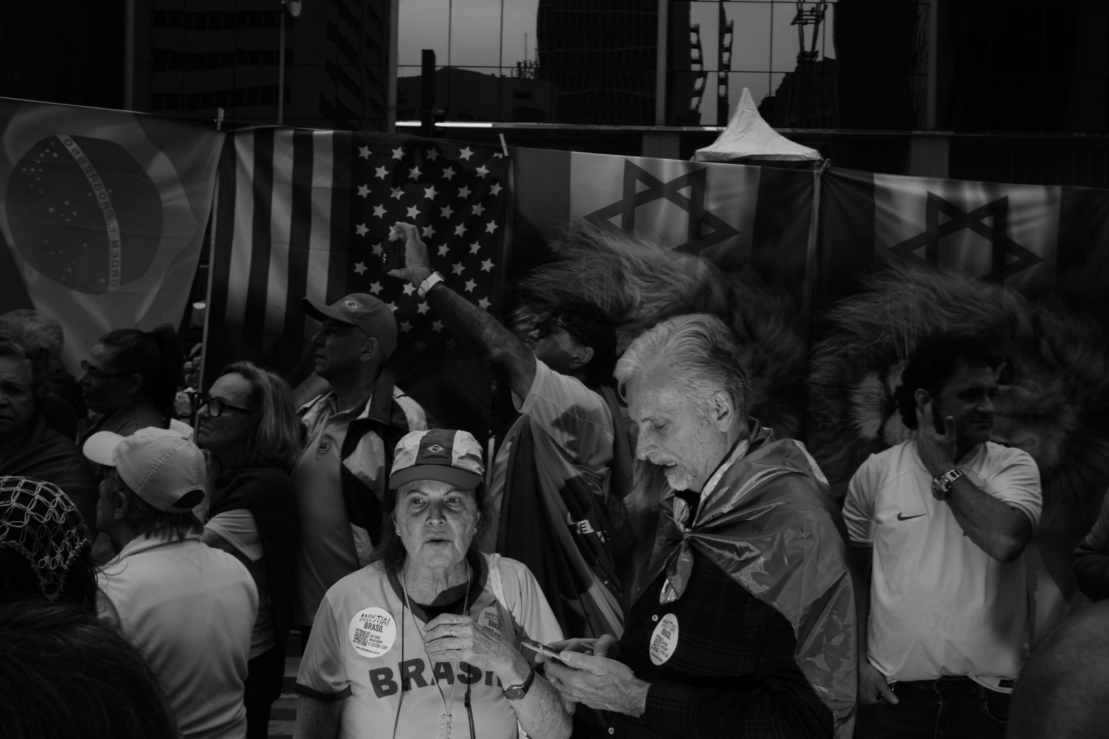 Jair Bolsonaro supporters ask f...ght leaders at Paulista Avenue.