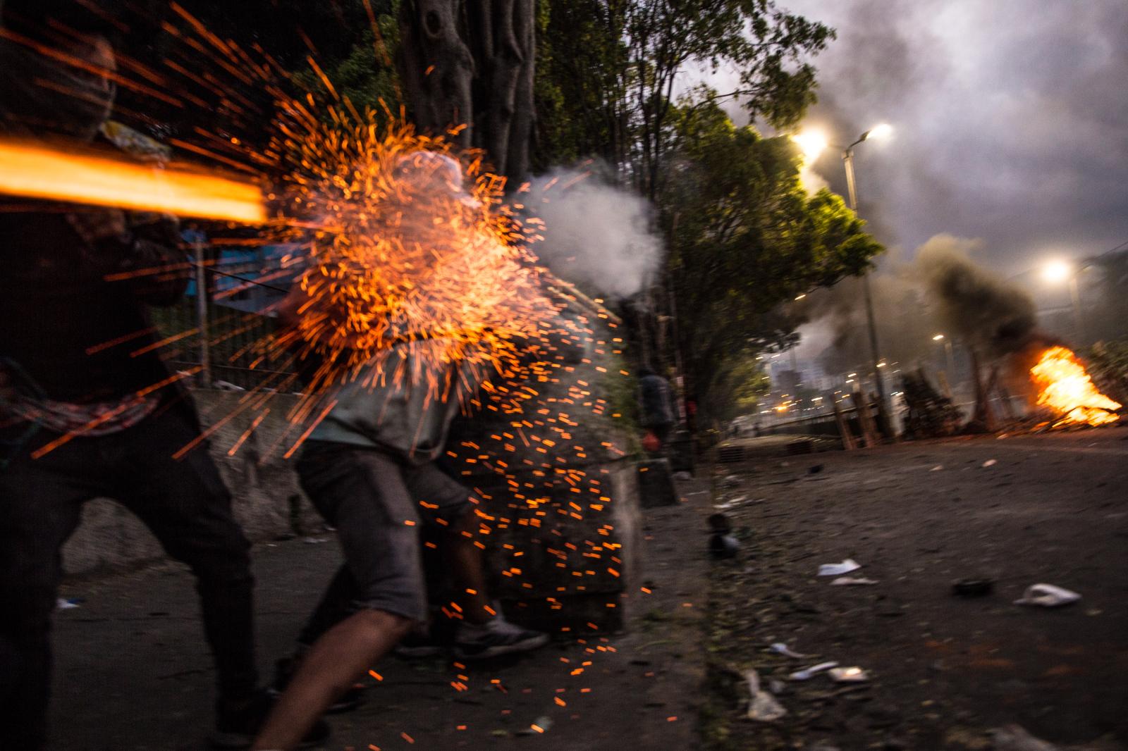Demonstrators confront the poli...er: David Diaz Arcos/Bloomberg 