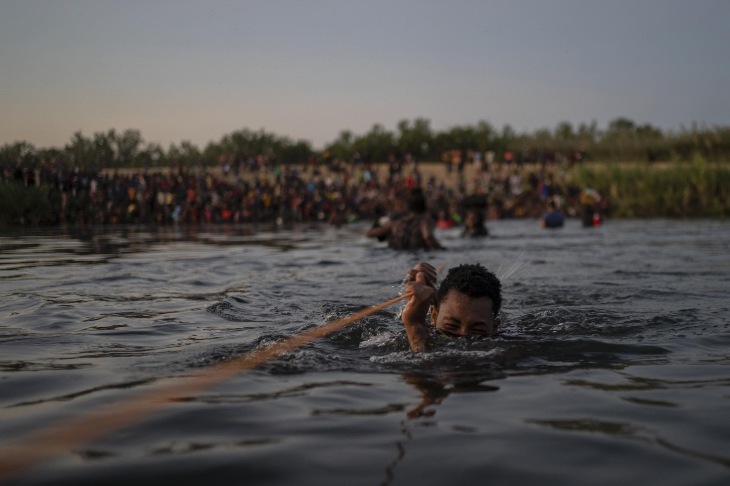 Art and Documentary Photography - Loading HaitianMigration_005.JPG