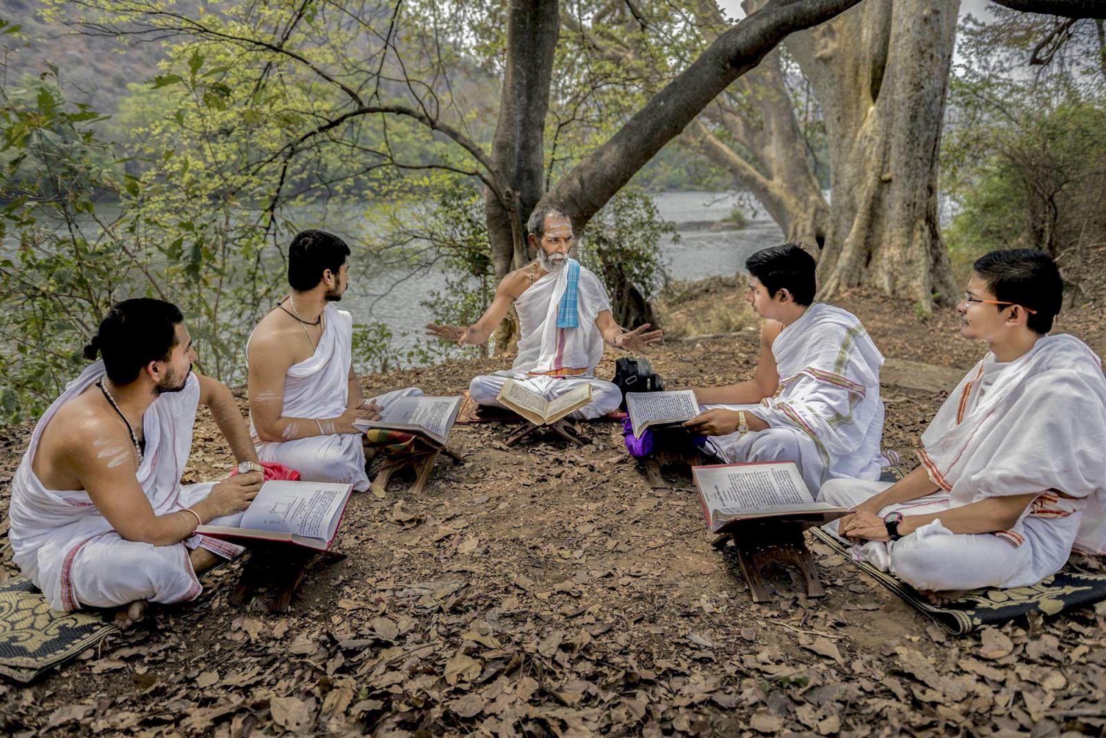  Vedic Guru teaches Yajurveda t...tance to studying under trees. 