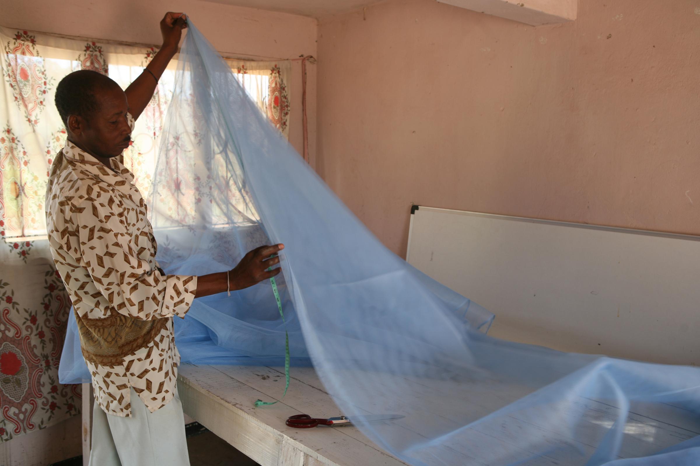 Malaria - Worker of Kindlimuka Association, a local mozambique NGO,...