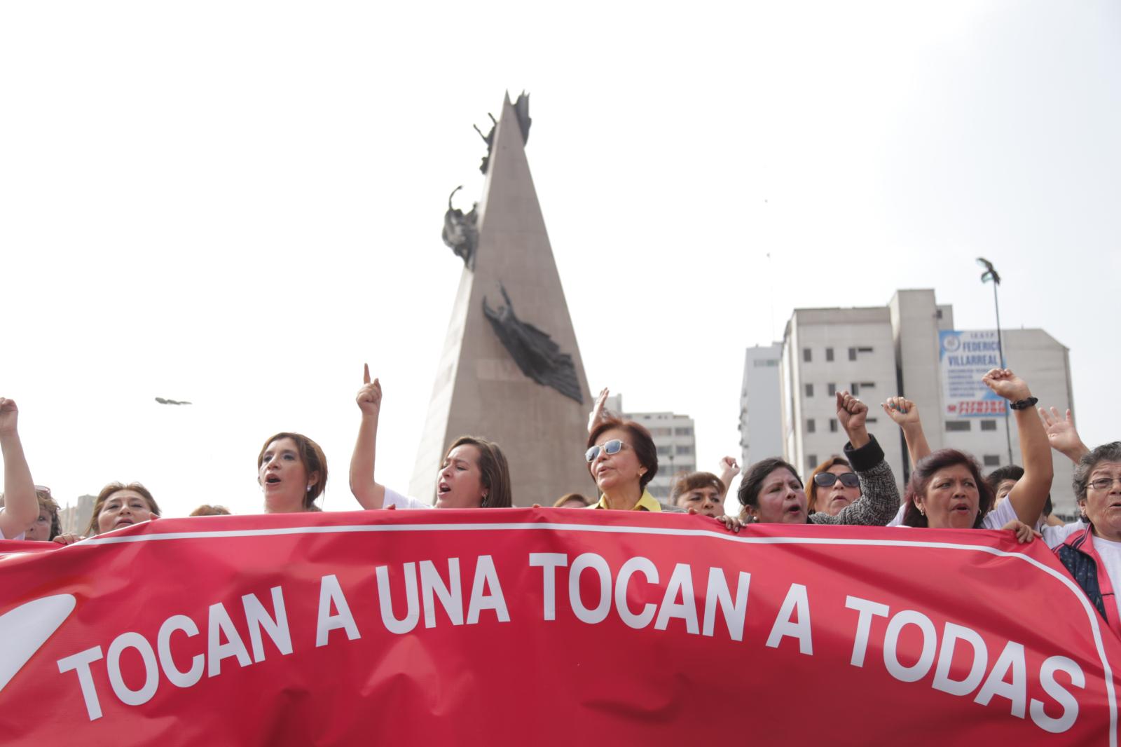 Thumbnail of Miles marchan en Lima contra la violencia hacia las mujeres. 