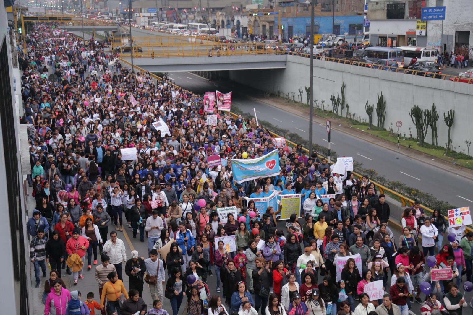 Thumbnail of Miles marchan en Lima contra la violencia hacia las mujeres. 